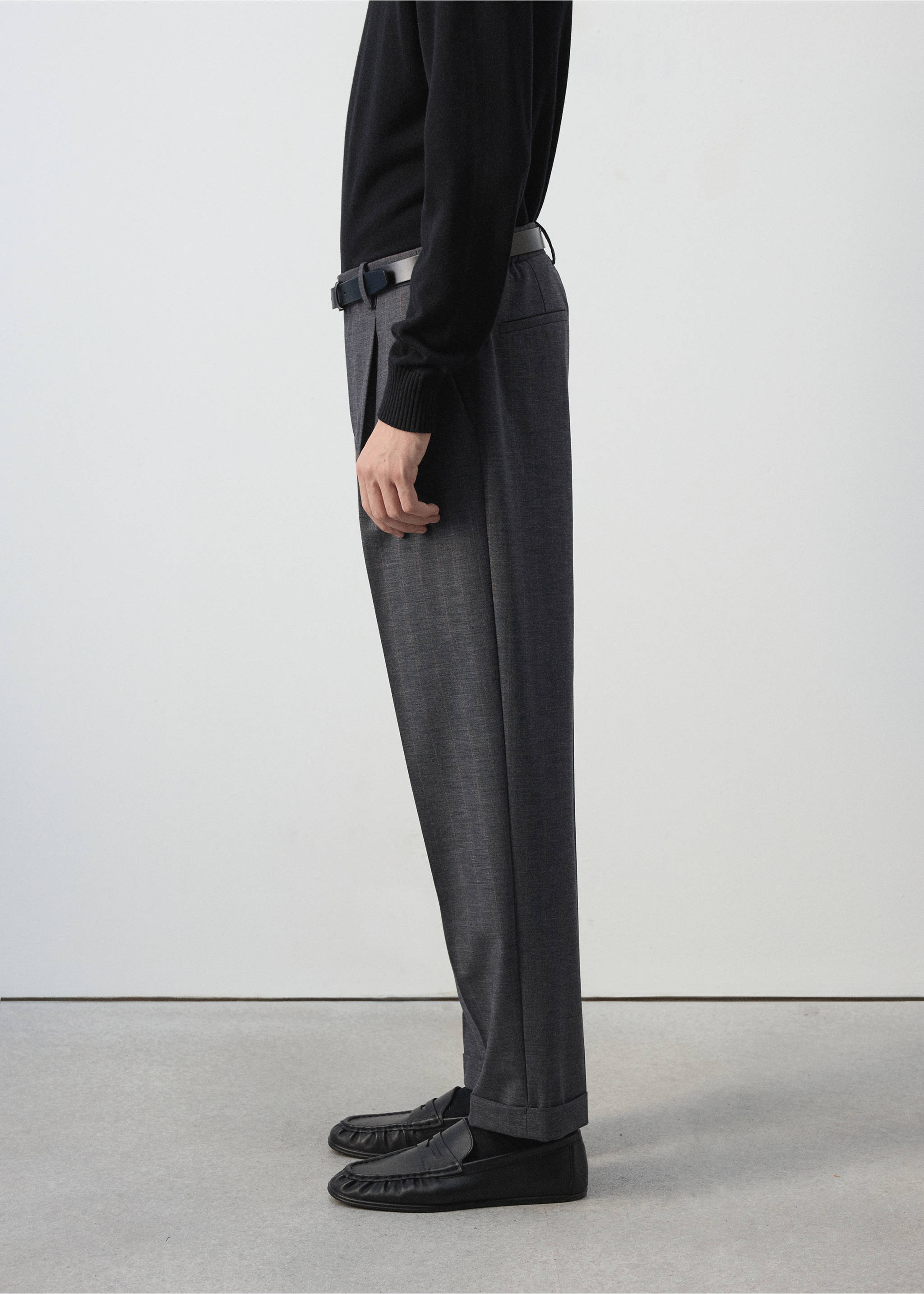 Pantalones de traje grises oscuros de corte recto con pinzas., Gris oscuro vigoré. Ref: 47041323-00.