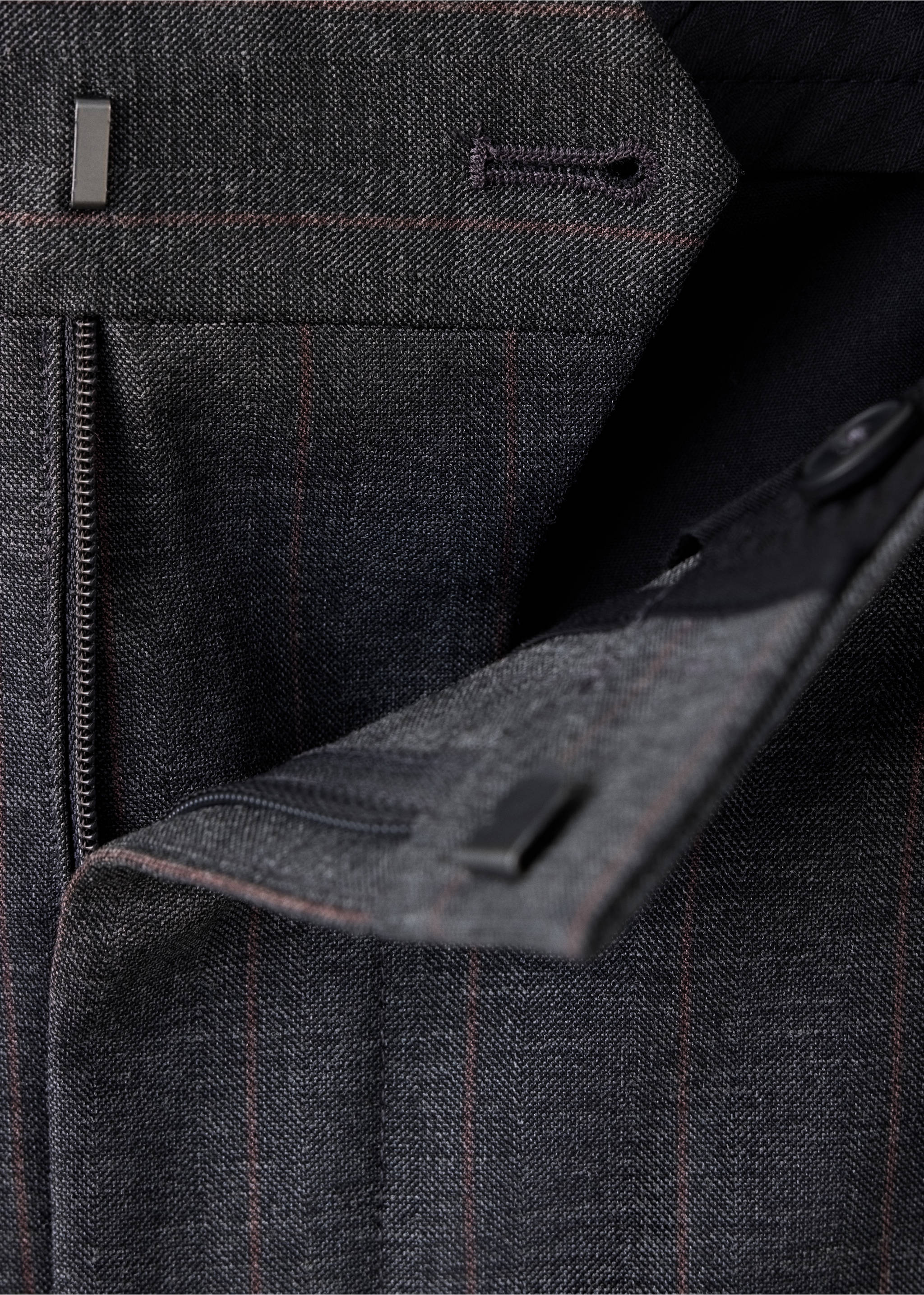 Detalle de la cinturilla sastre y el cierre en pantalón gris oscuro estampado., Gris oscuro vigoré. Ref: 47041323-00.