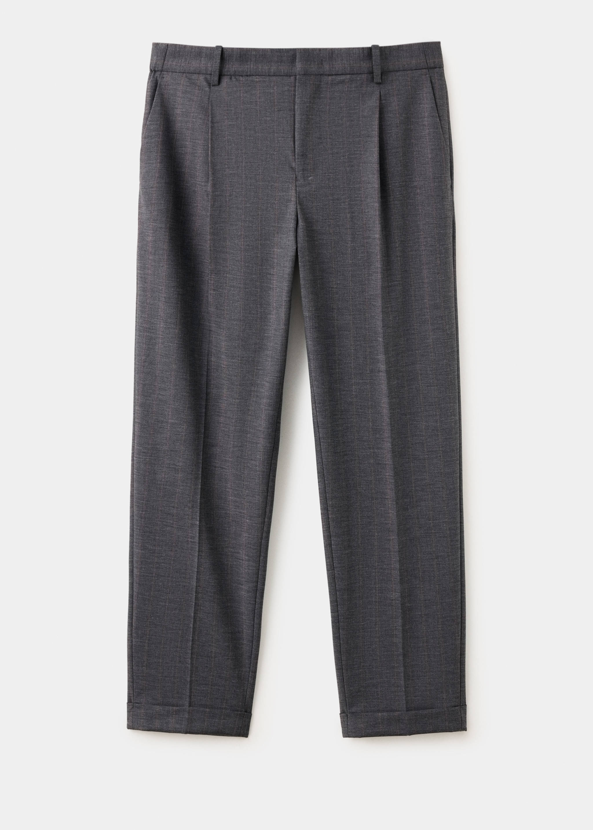 Pantalón de traje de hombre en gris oscuro con pinzas, corte tailored y vuelta en el bajo.