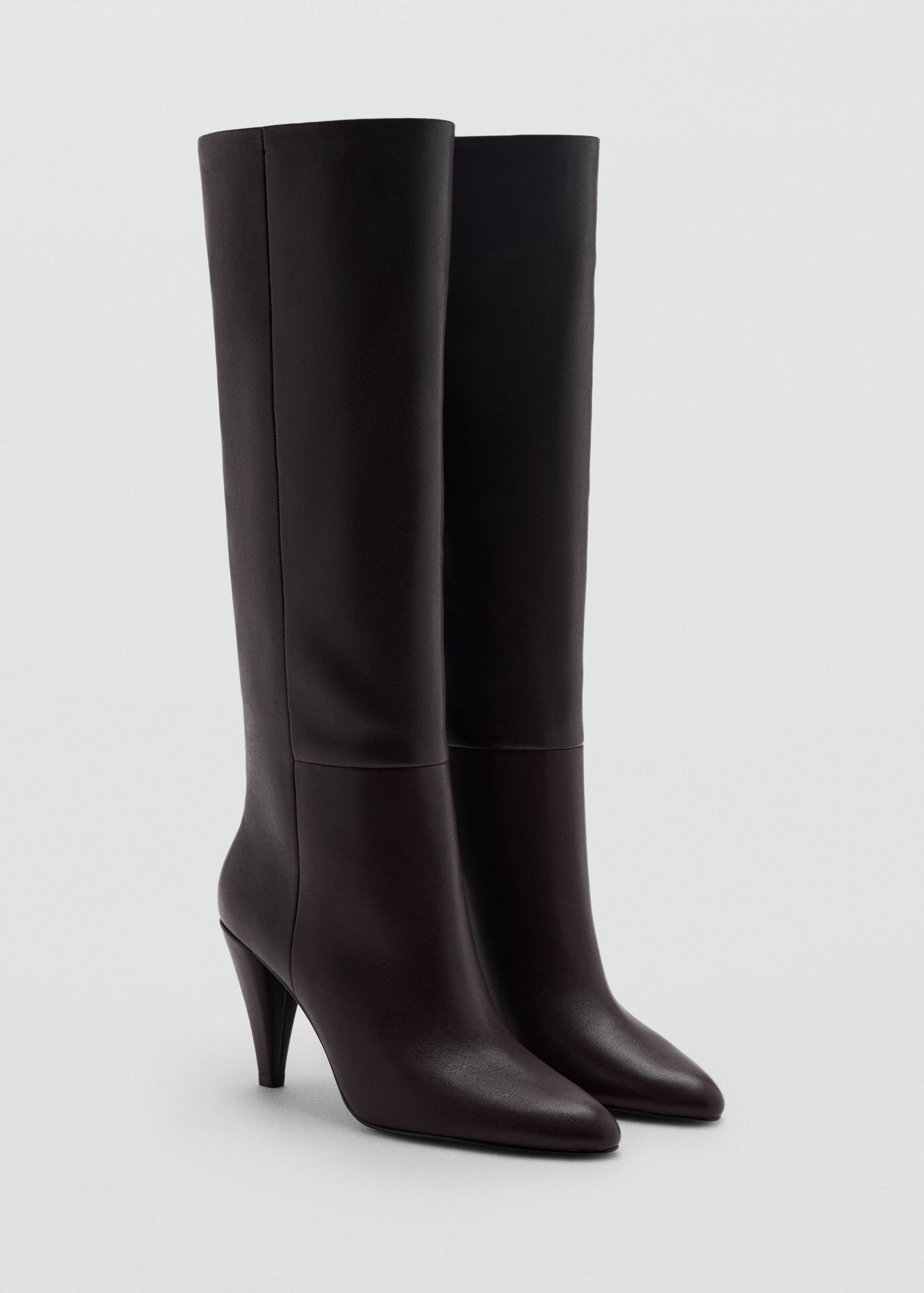 Botas altas de tacón de color marrón oscuro con puntera en punta.