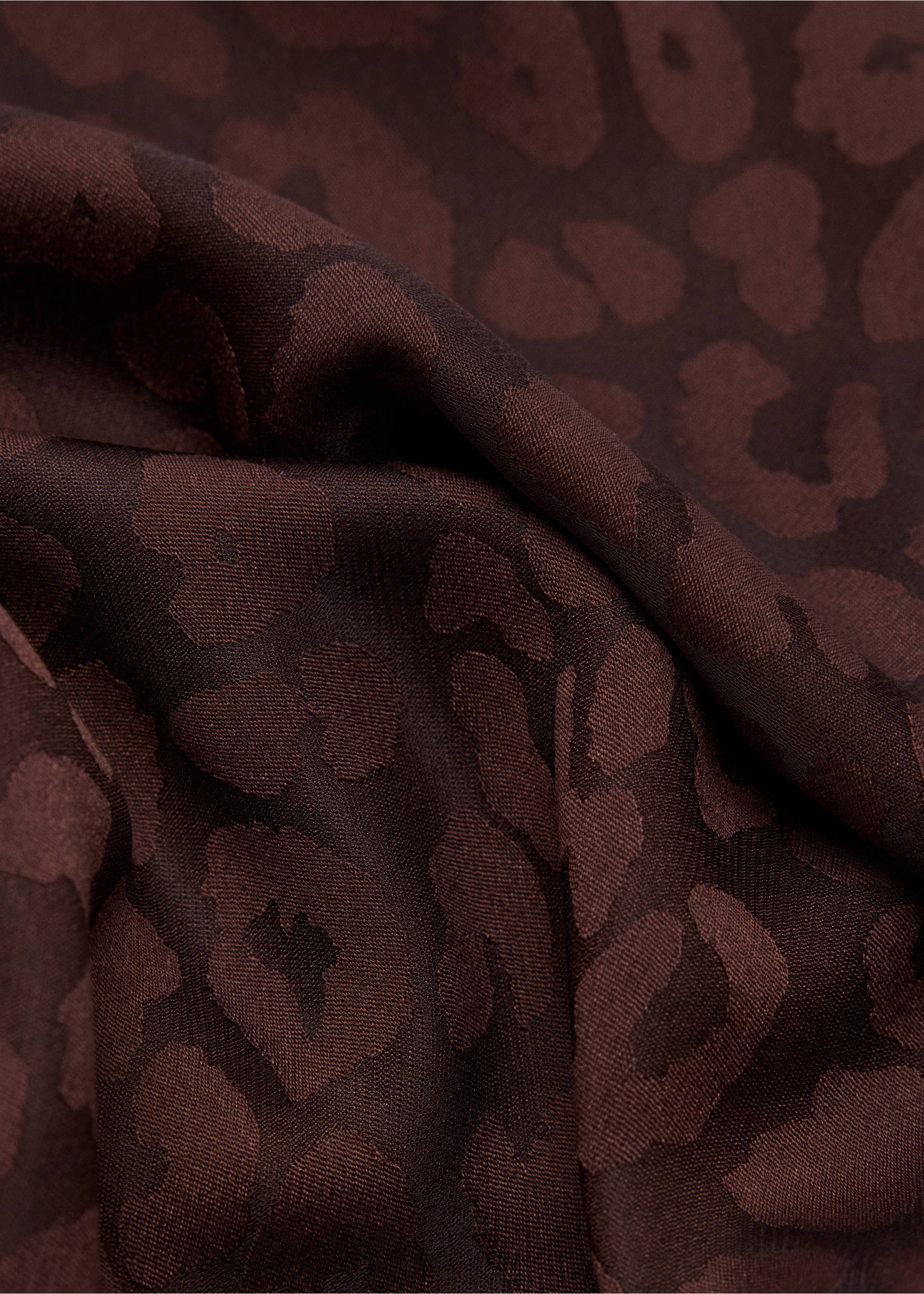 Brown scarf with a tonal leopard print pattern in soft folds., Chocolate. Ref: 47041359-00.