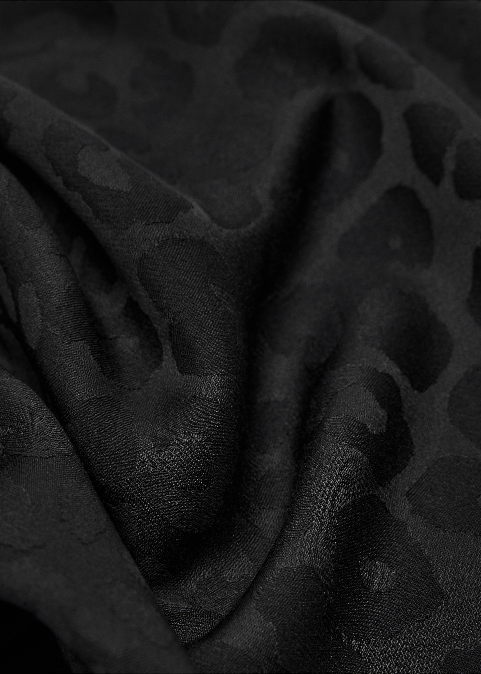 Black scarf in soft fabric with a tonal leopard print., Black. Ref: 47041359-00.