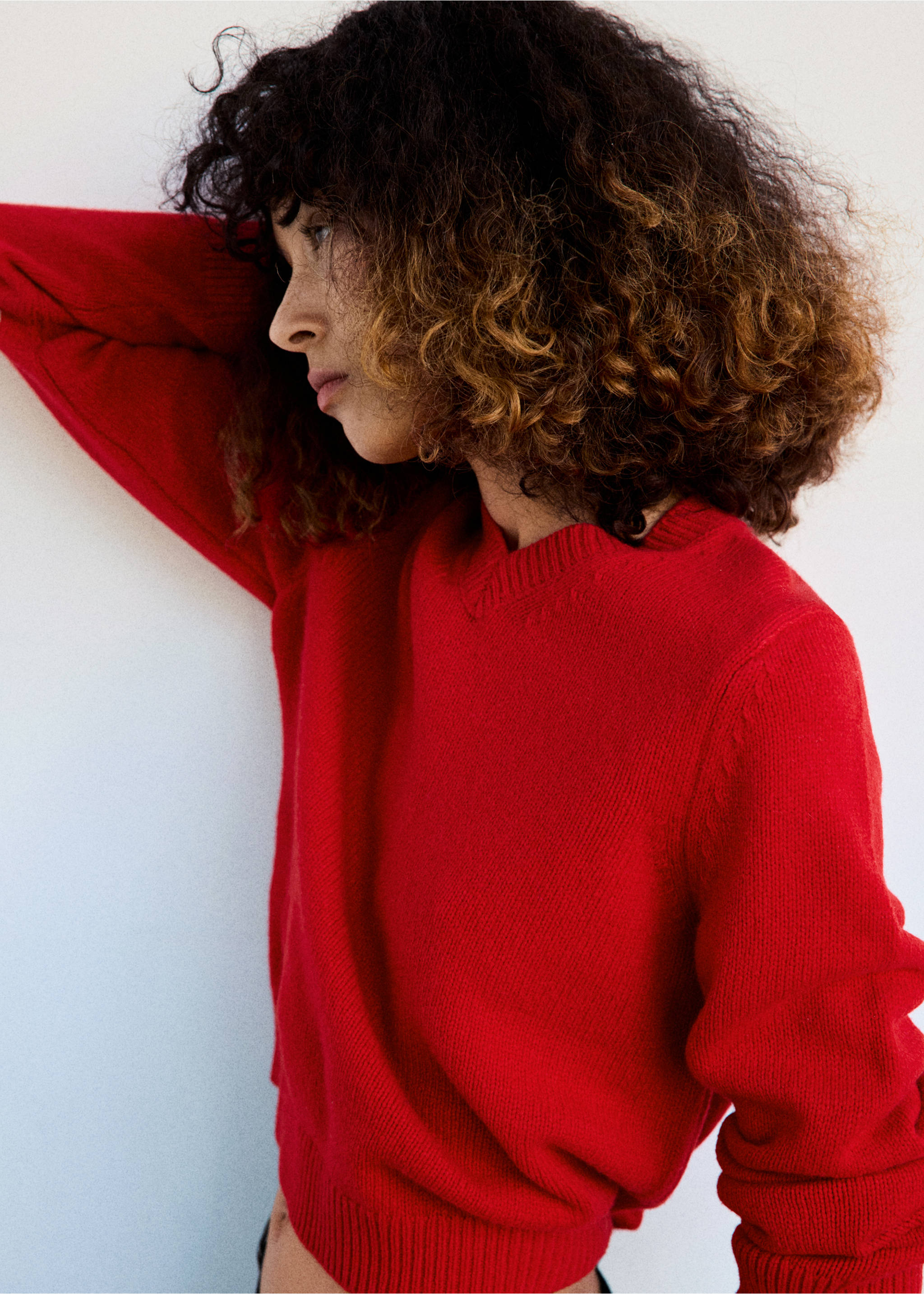 Close-up of a model wearing a red V-neck knit jersey., Red. Ref: 47041362-00.