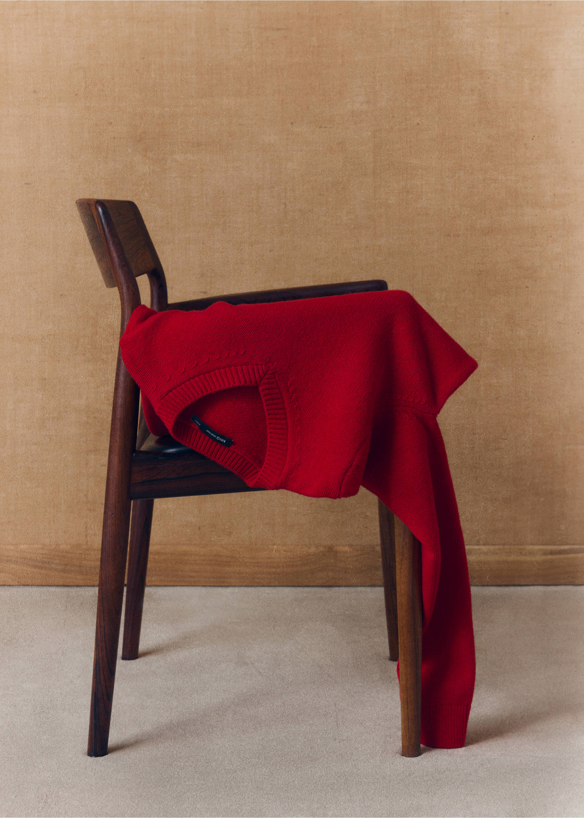 V-neck wool sweater - Details of the article 5, Red. Ref: 47041362-00.