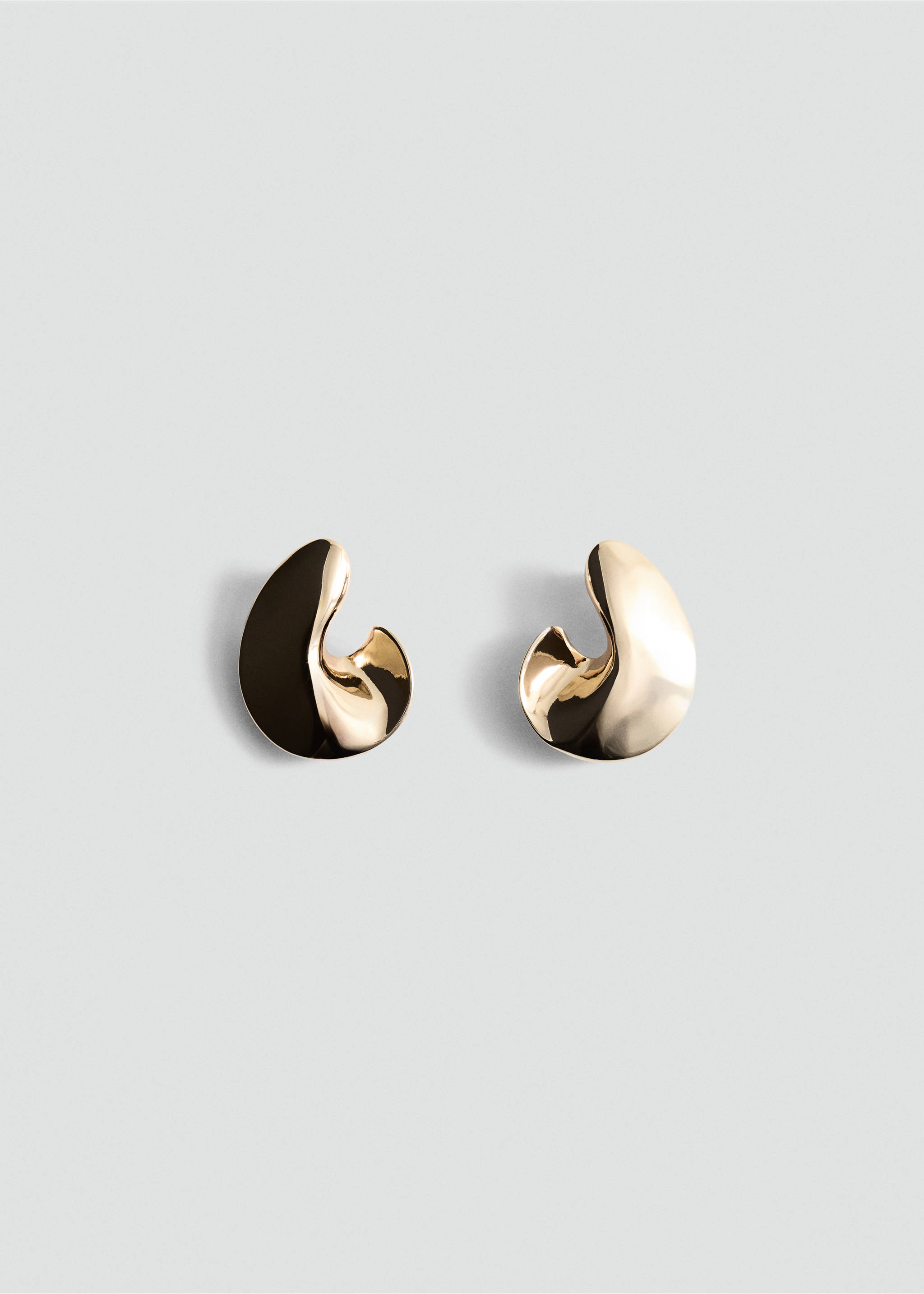 Polished gold-coloured asymmetric sculpted earrings., Gold. Ref: 47041391-00.