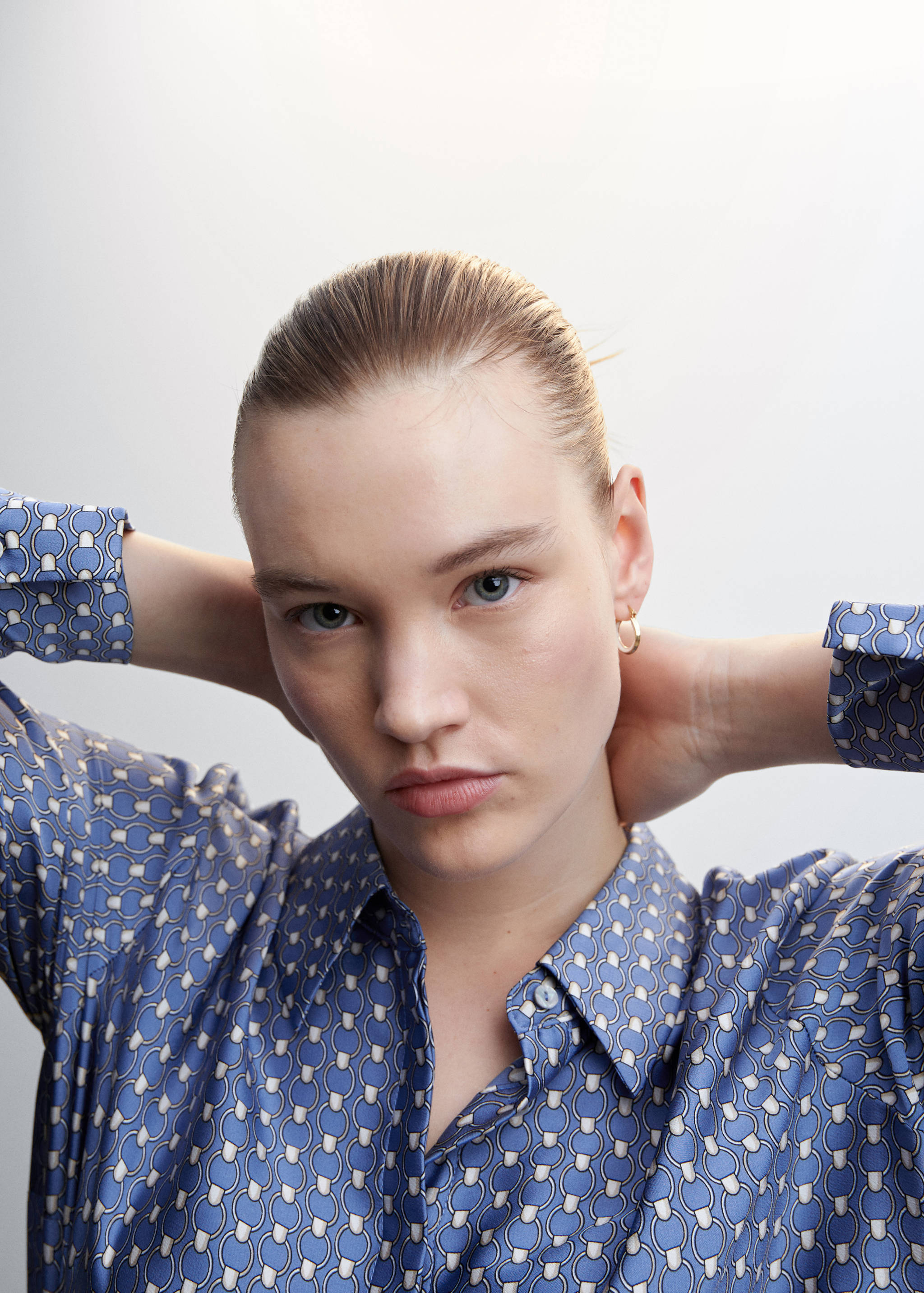 Satin finish flowy shirt - Details of the article 4