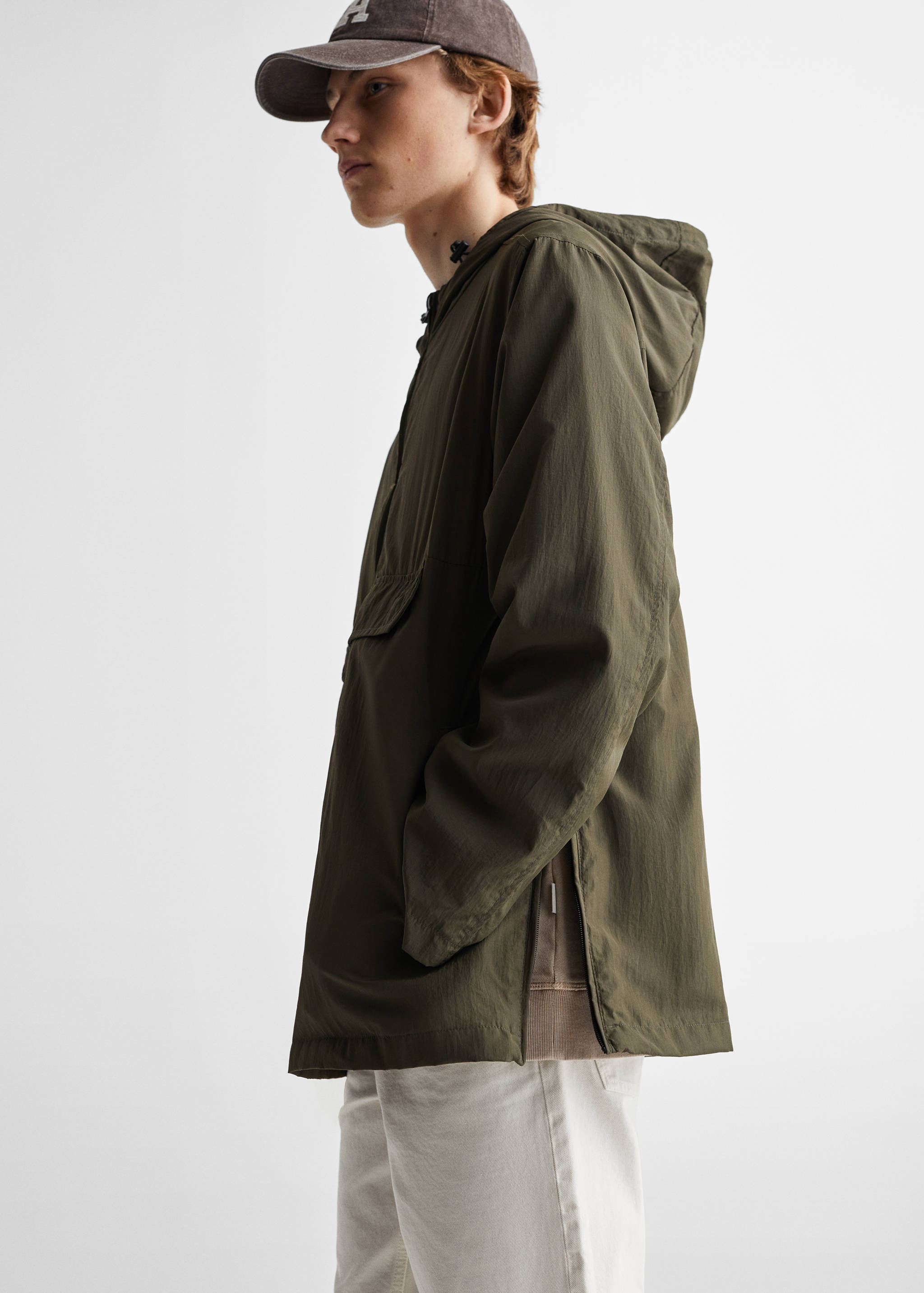 Непромокаемая ветровка - Средний план