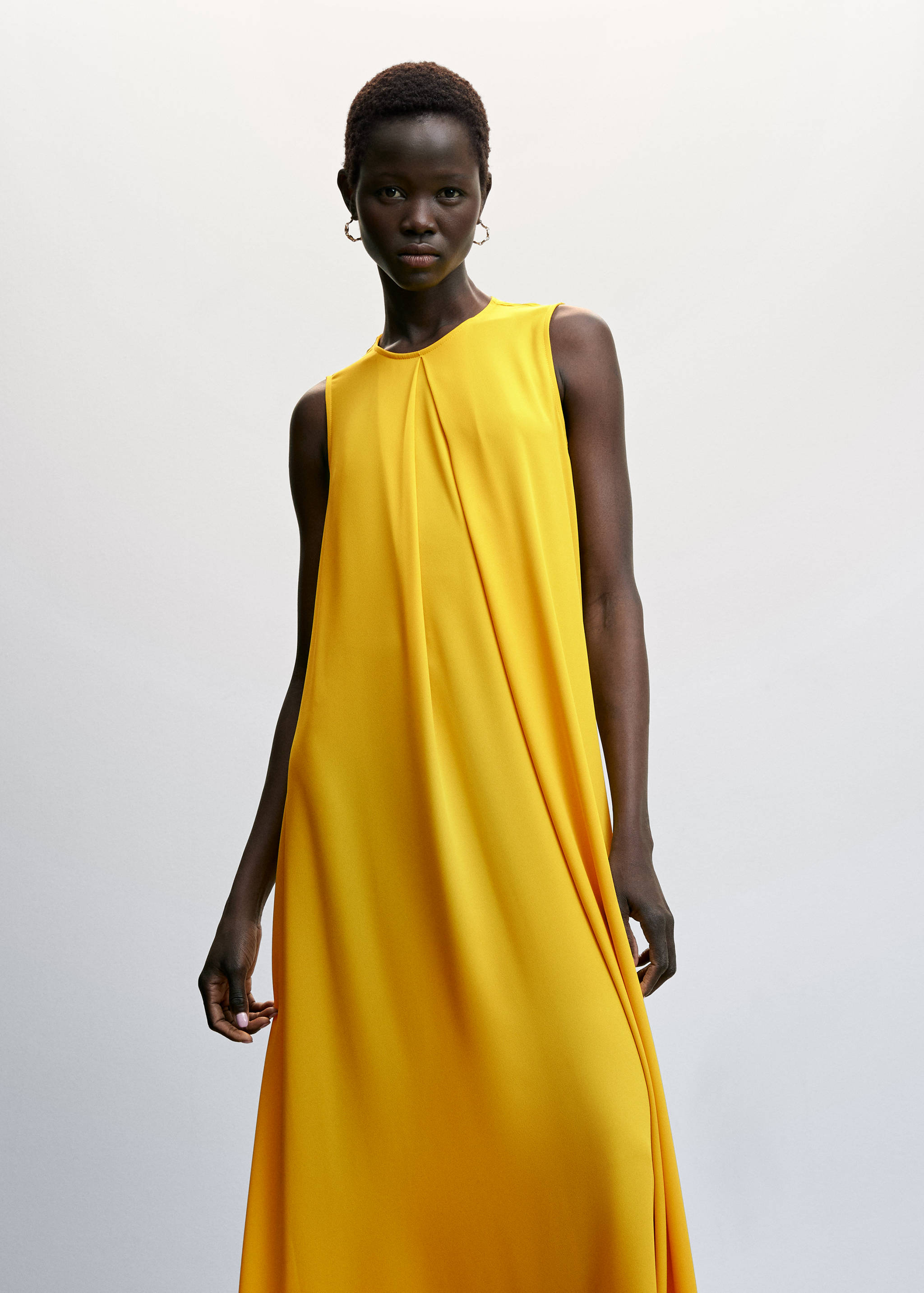 Robe avec découpe - Plan moyen