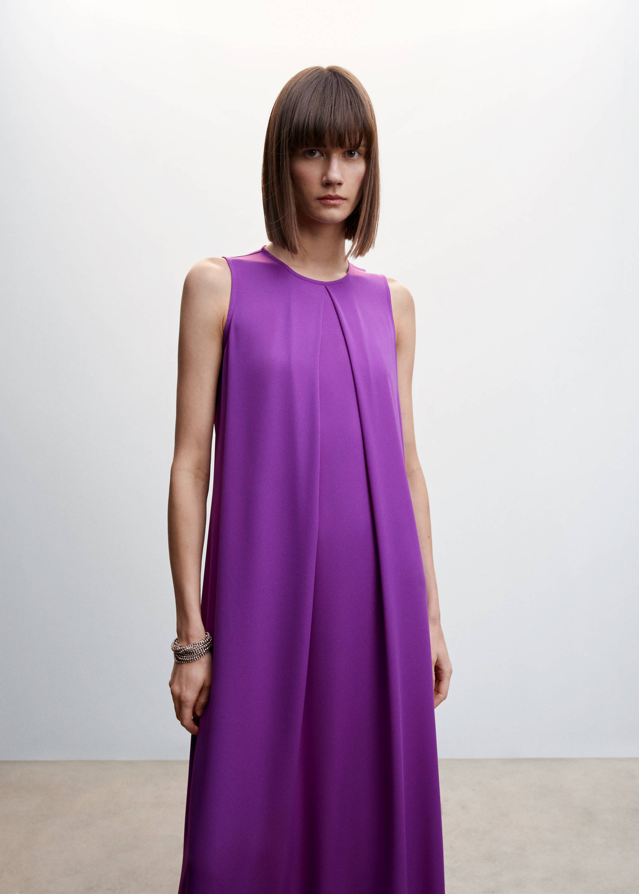 Robe avec découpe - Plan moyen