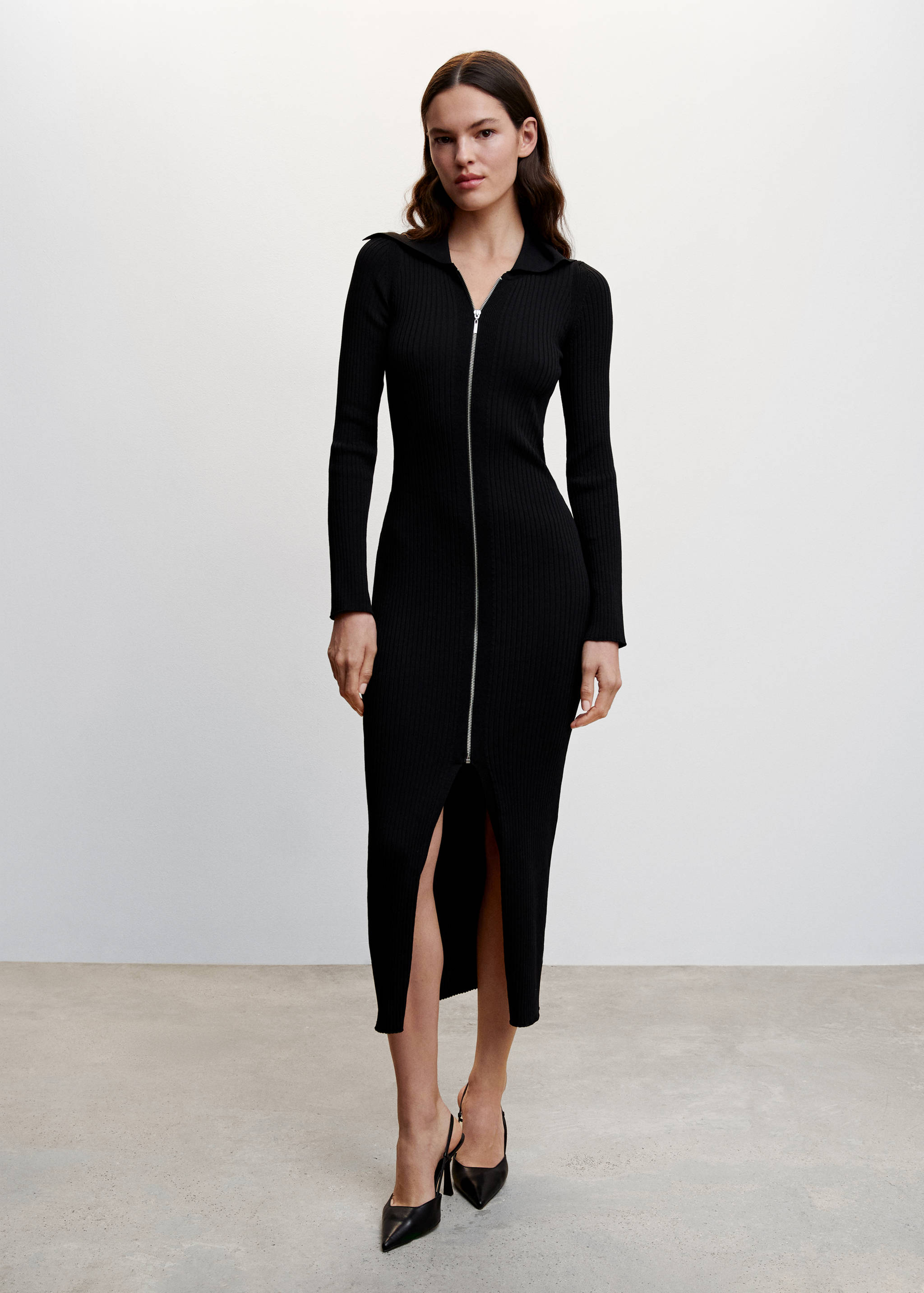 Black knitted dress with zip - General plane