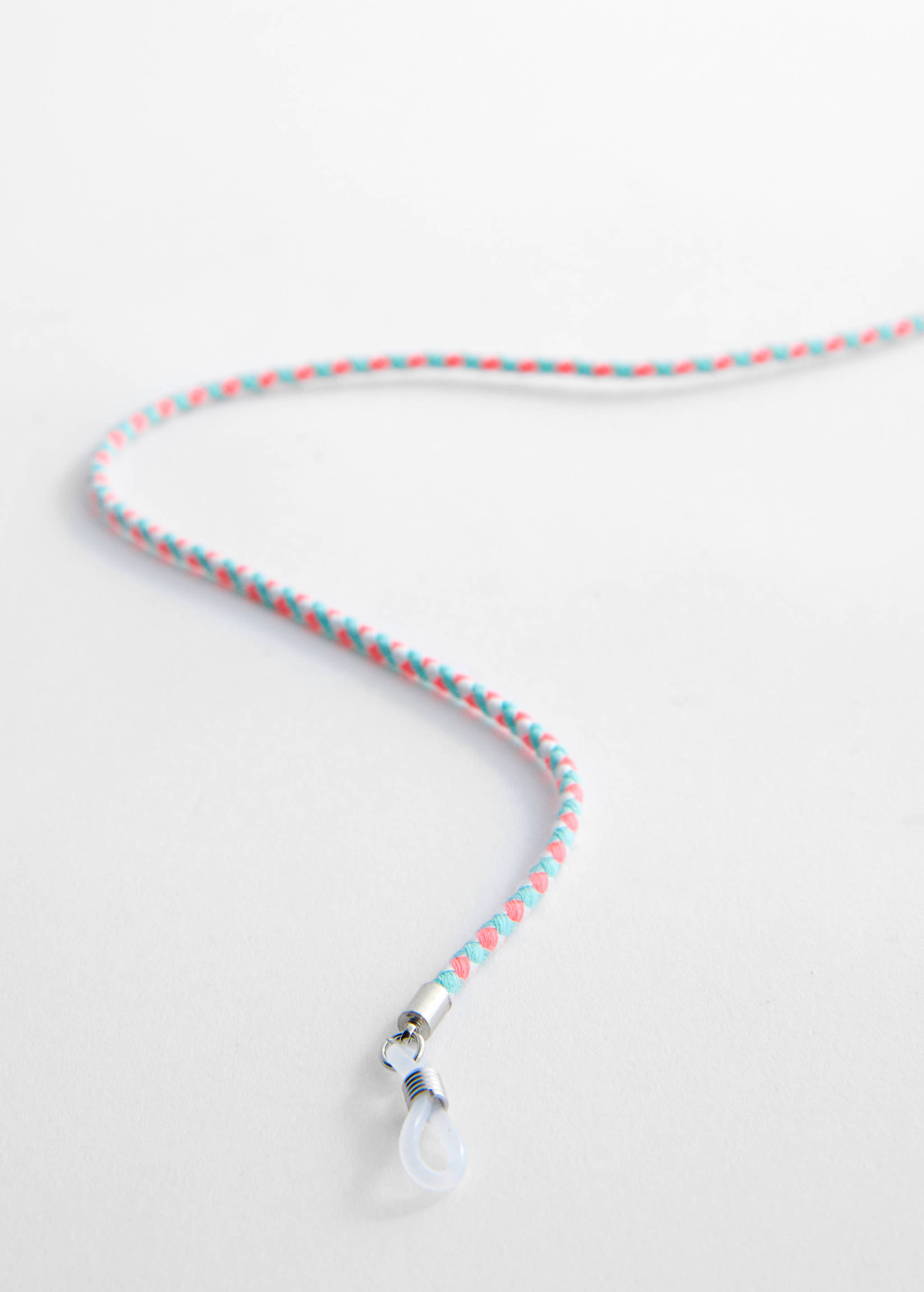 Шнурок для очков - Средний план