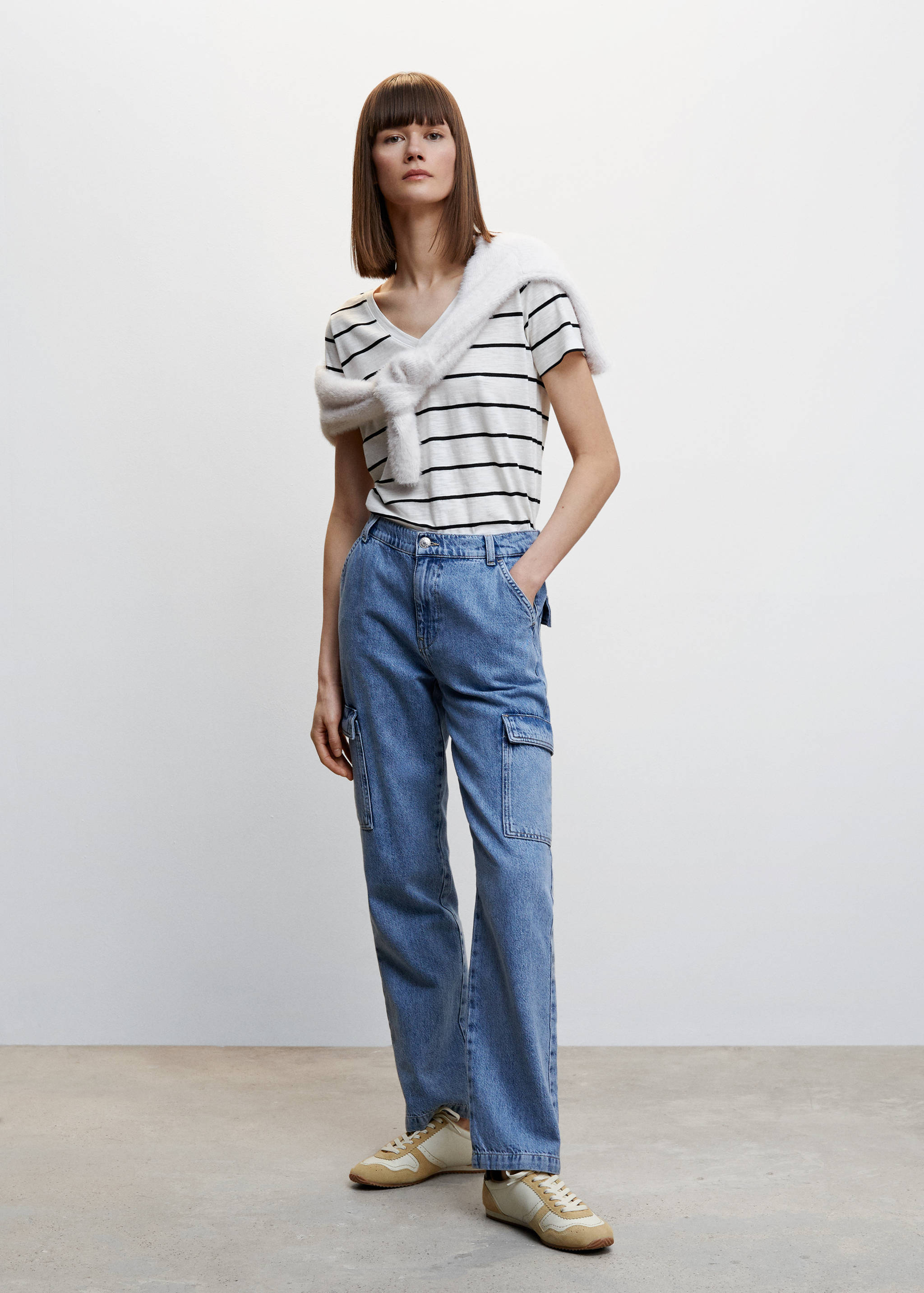 Полосатая футболка с V-образной горловиной - Общий план