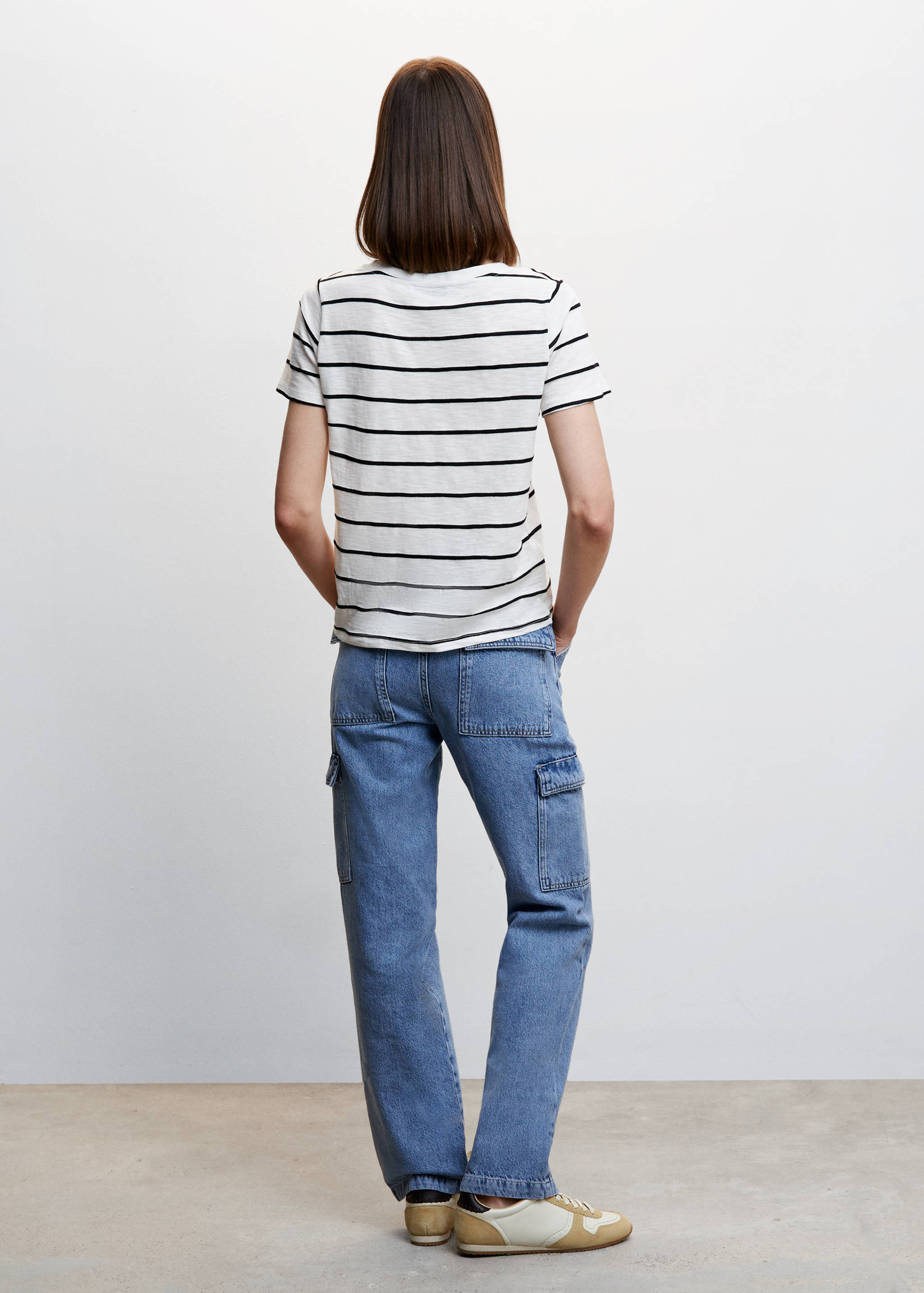 Полосатая футболка с V-образной горловиной - Обратная сторона изделия