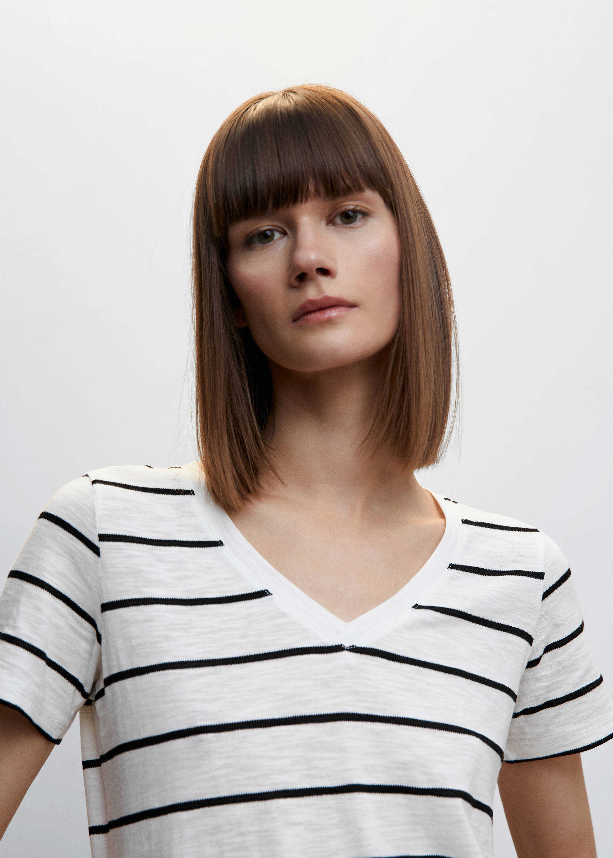 Полосатая футболка с V-образной горловиной - Деталь изделия 1