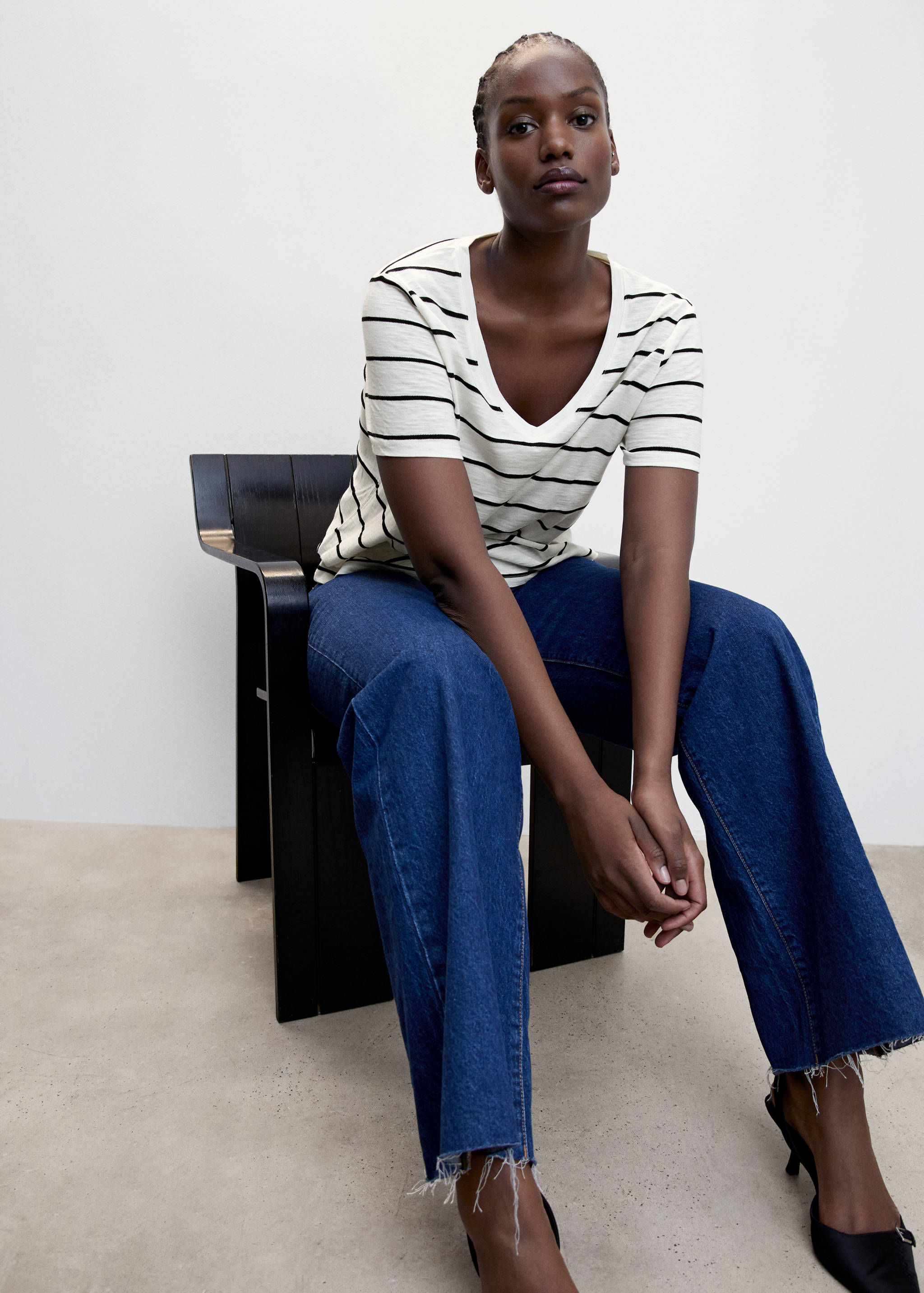 Полосатая футболка с V-образной горловиной - Деталь изделия 4