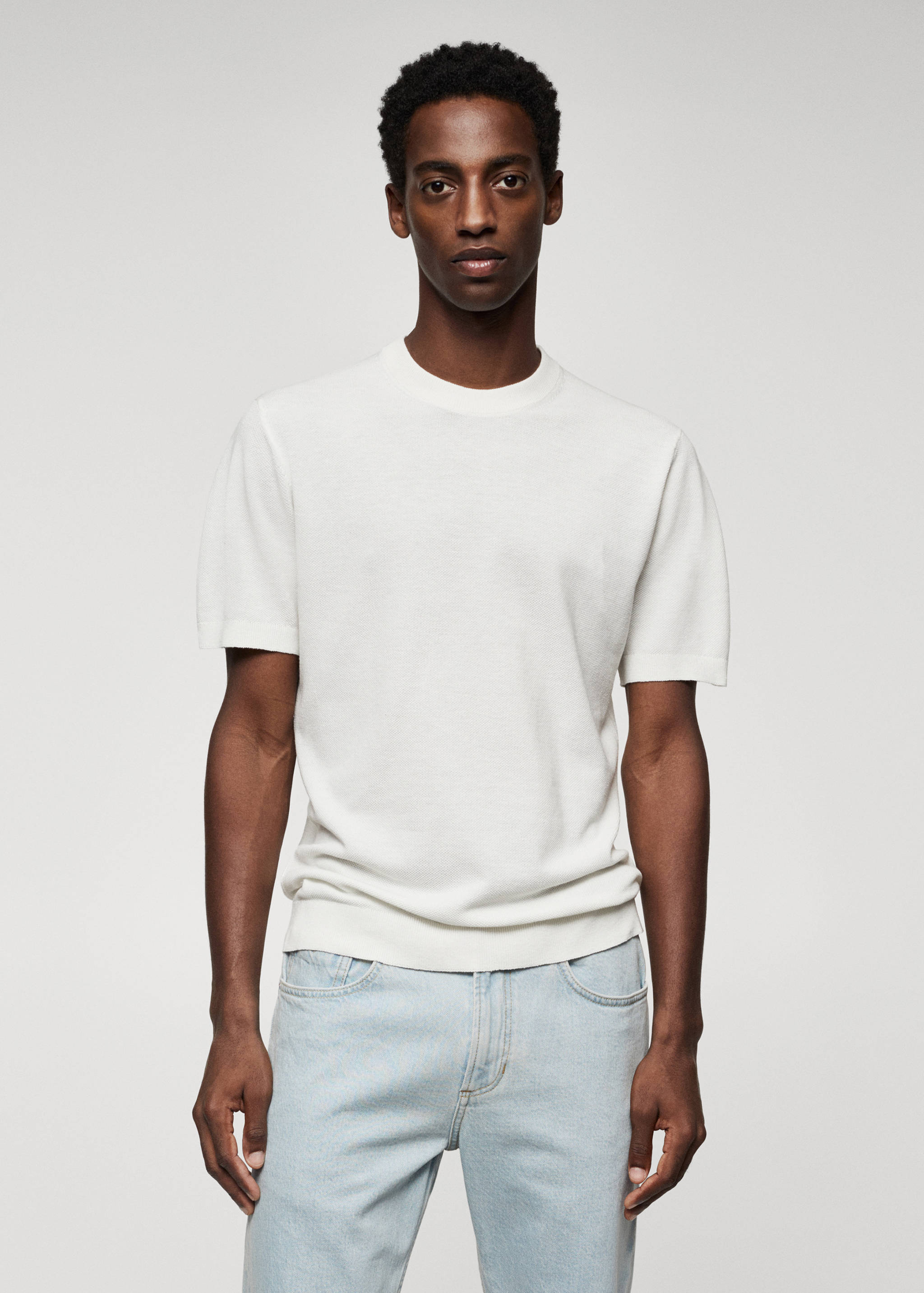 Трикотажная футболка из хлопка - Средний план