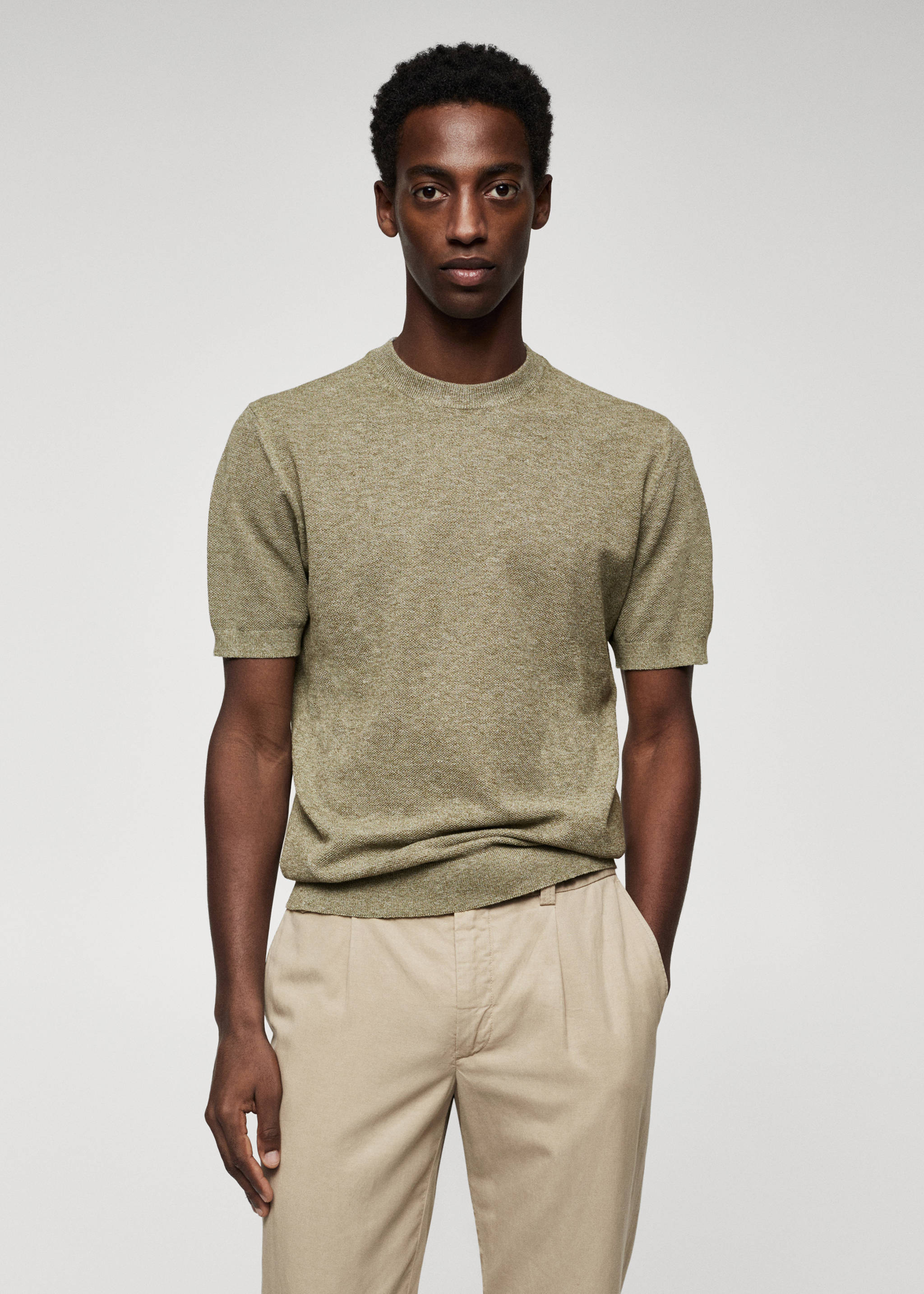 Трикотажная футболка из хлопка - Средний план