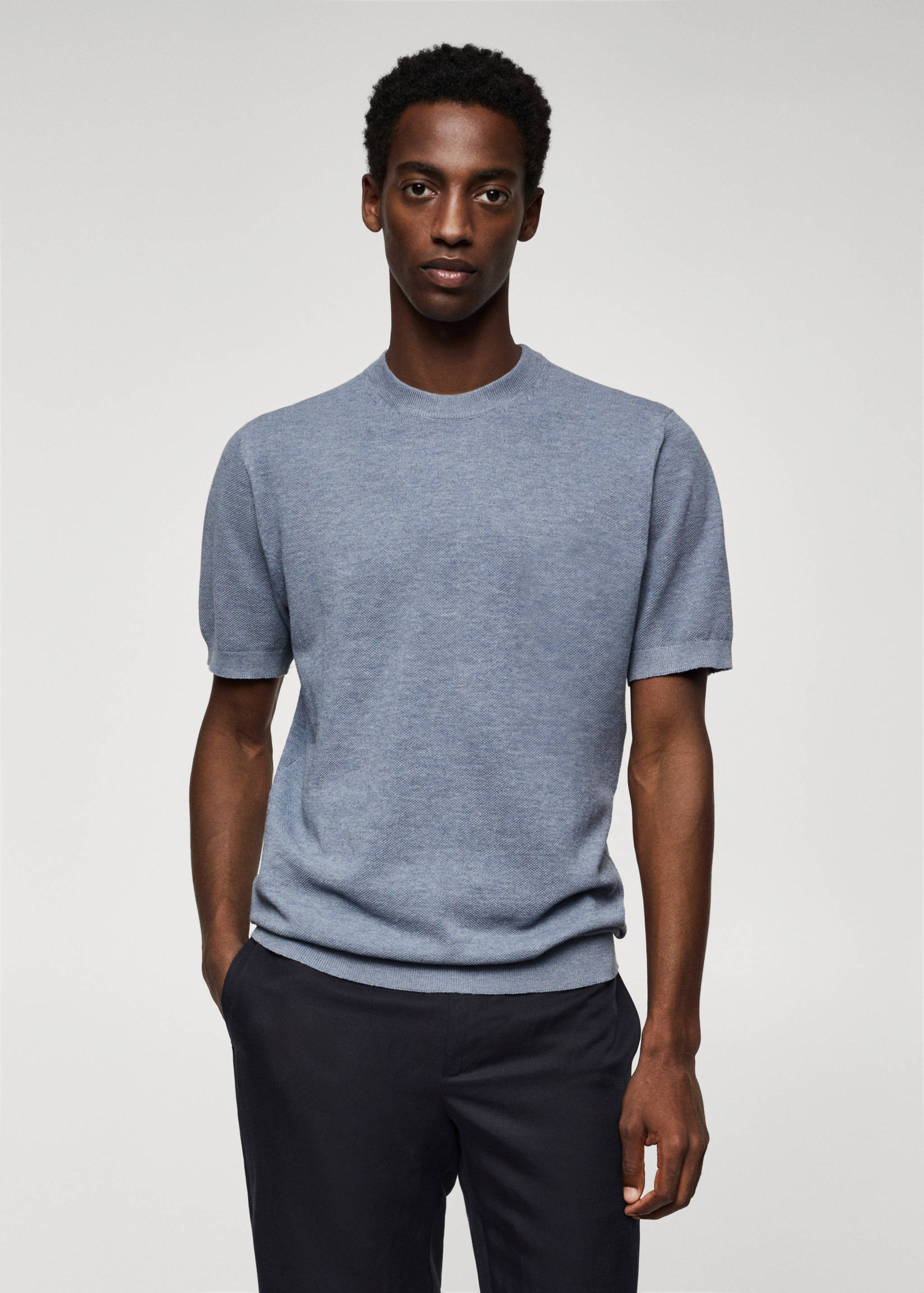 Трикотажная футболка из хлопка - Средний план