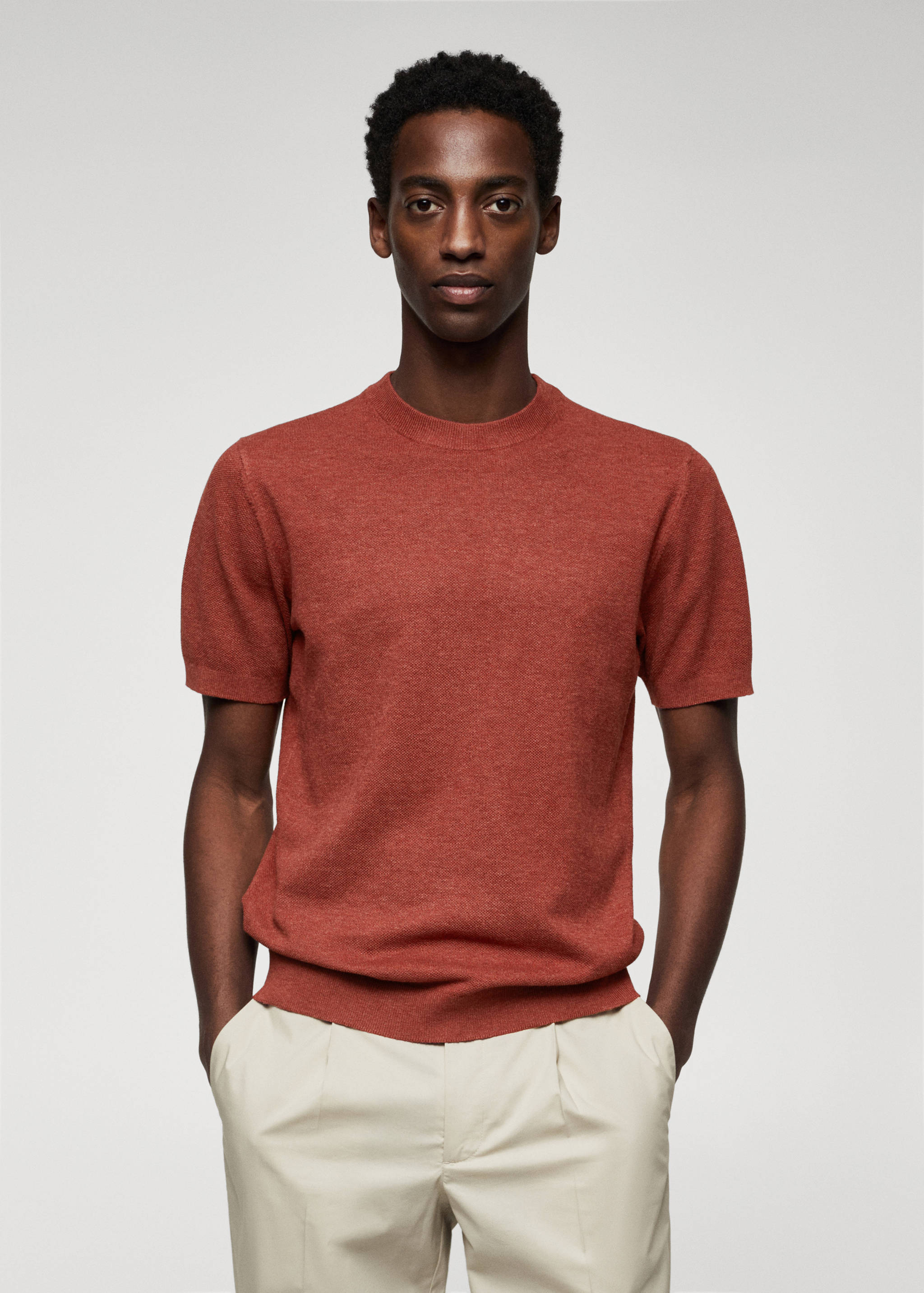 Трикотажная футболка из хлопка - Средний план