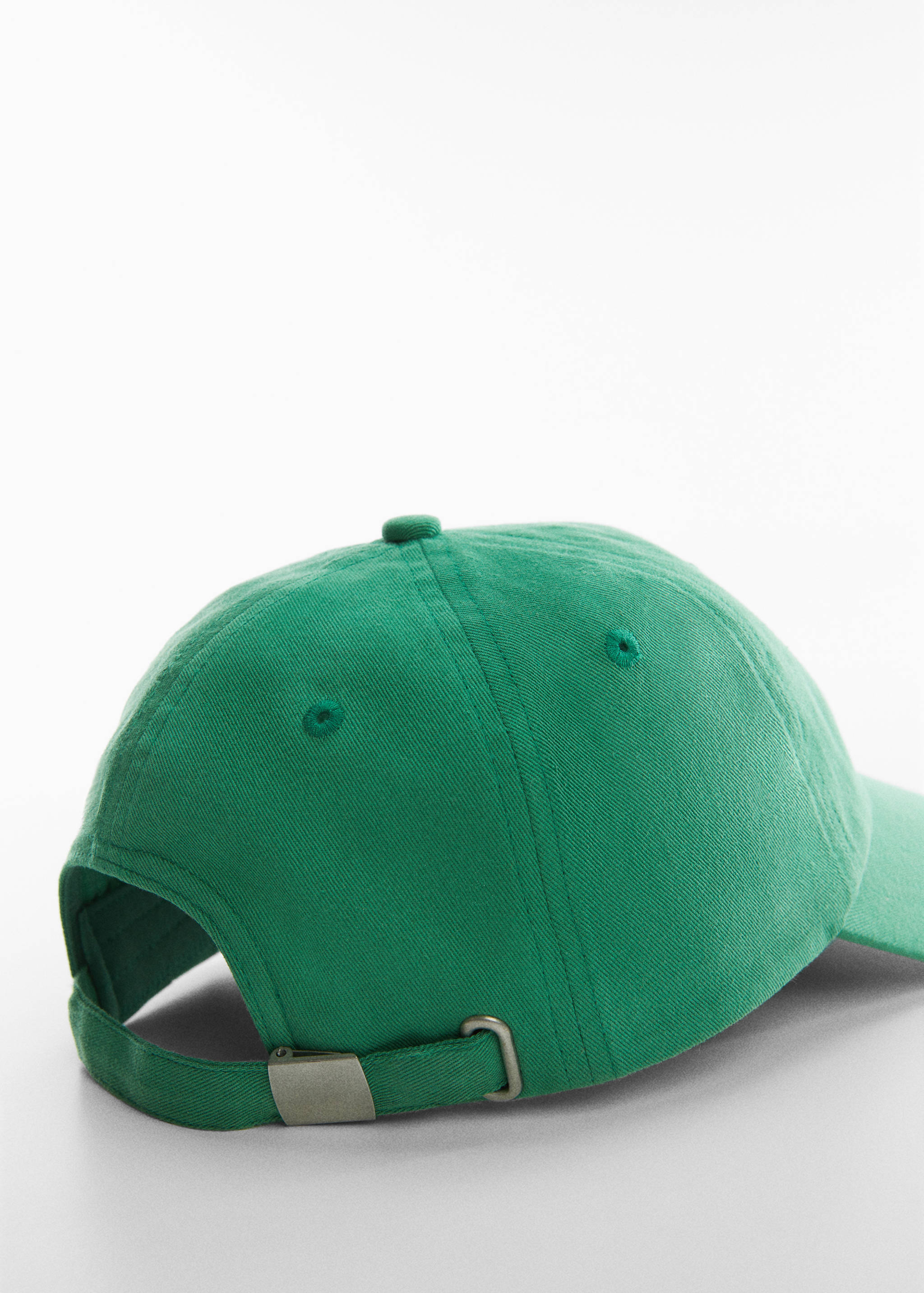 Бейсболка с вышитым логотипом - Деталь изделия 1