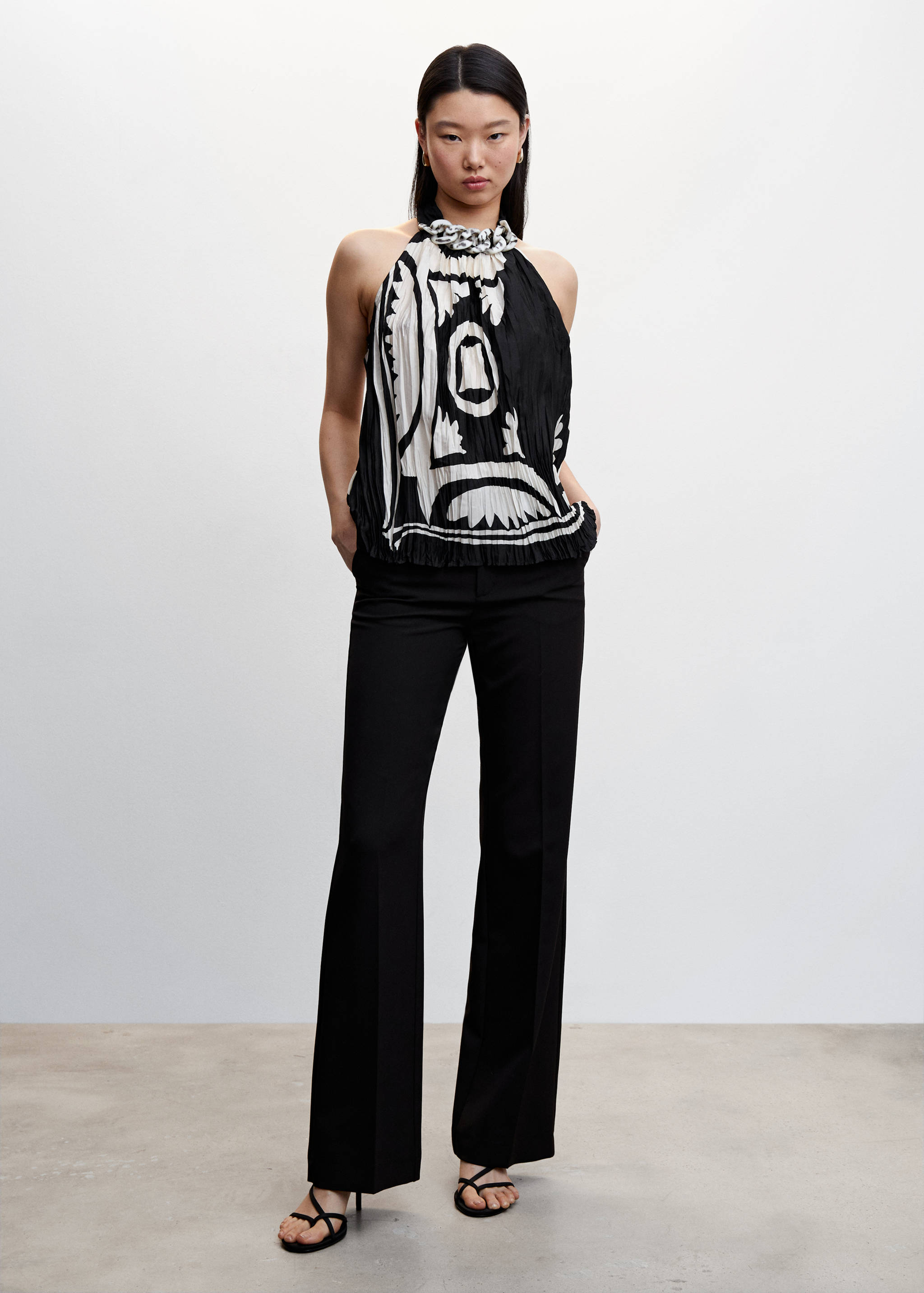 Blusa plissada com pormenor de corrente - Plano geral