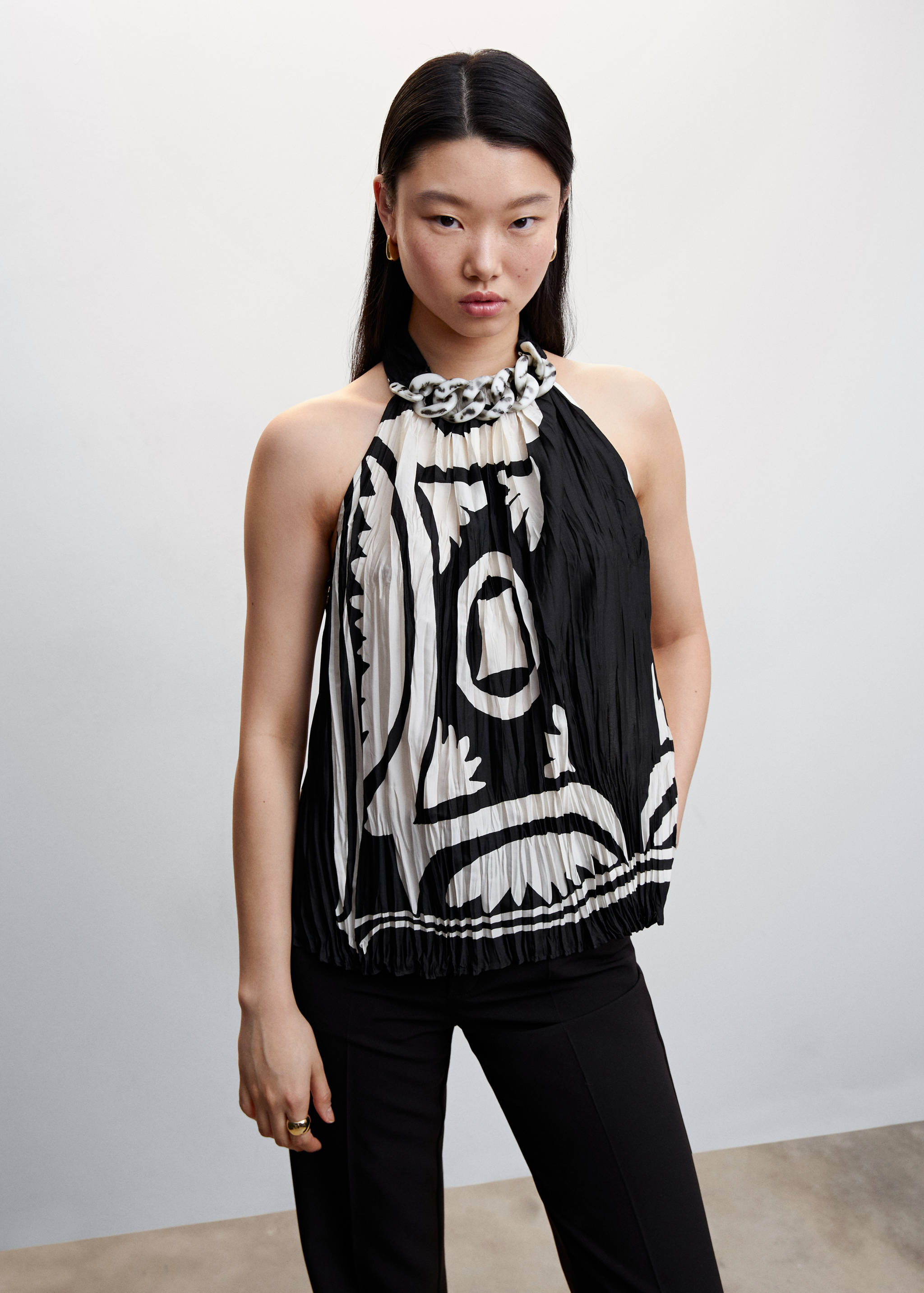 Blusa plissada com pormenor de corrente - Plano médio