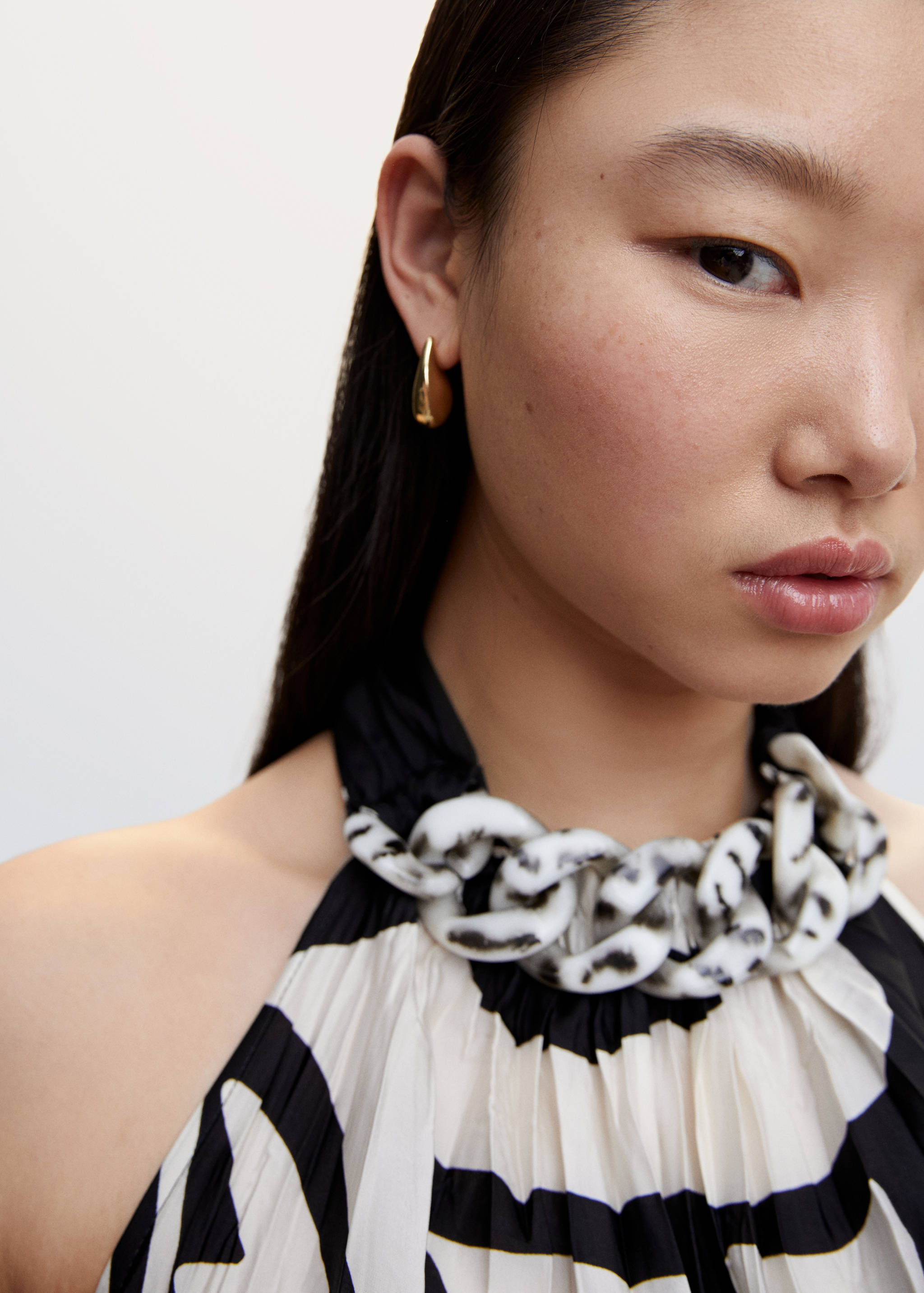 Blusa plissada com pormenor de corrente - Pormenor do artigo 1