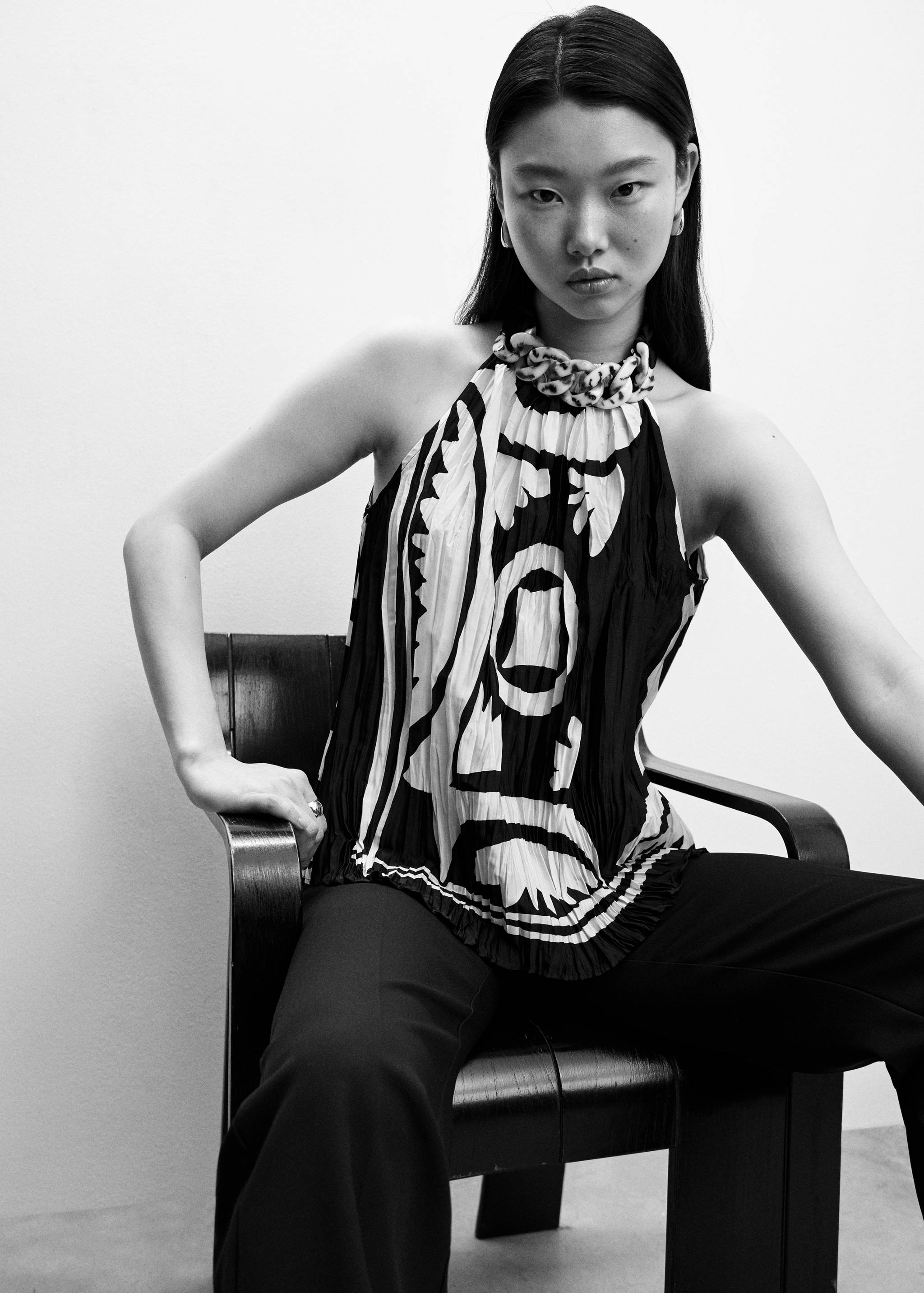 Blusa plissada com pormenor de corrente - Pormenor do artigo 2