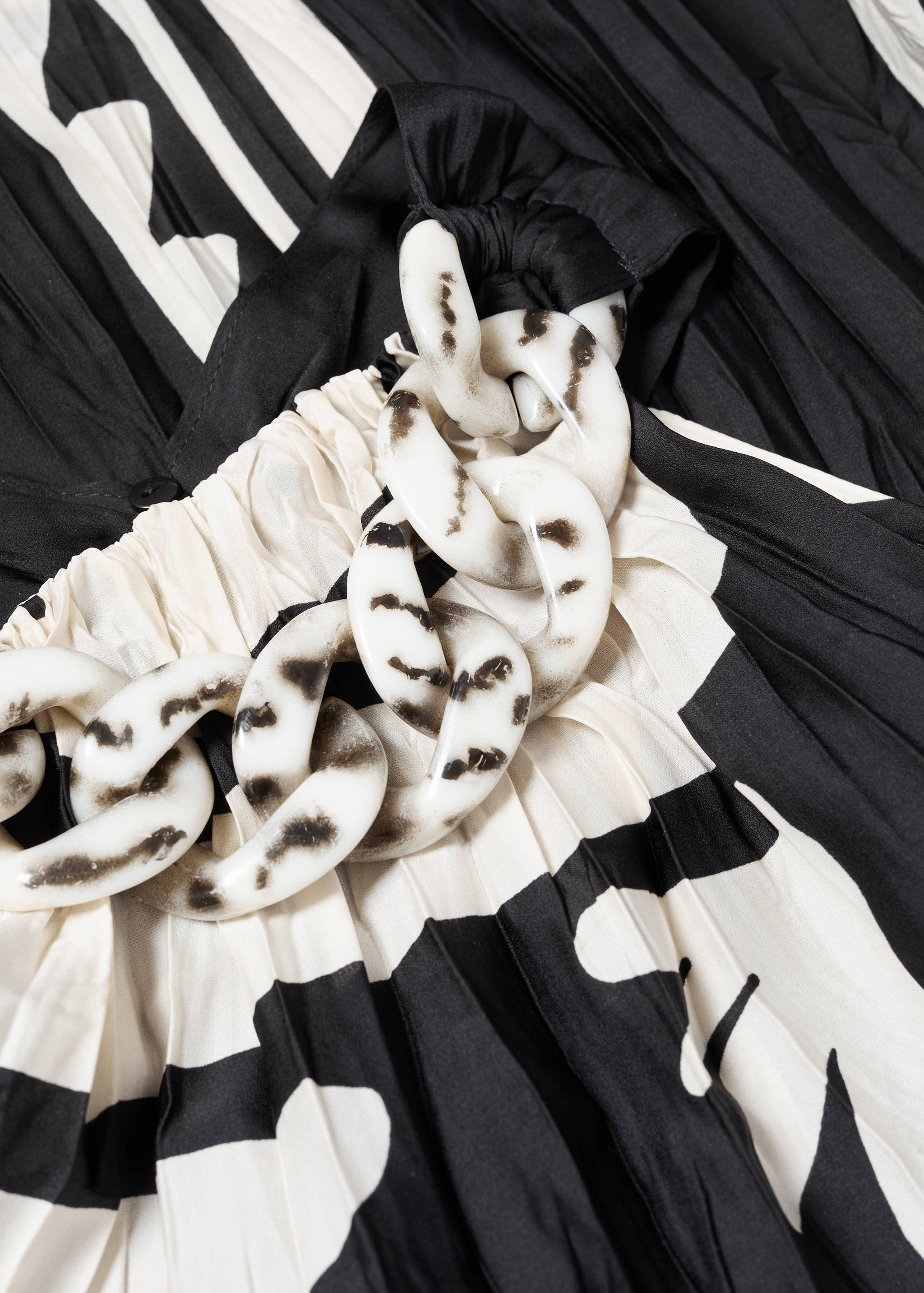 Blusa plissada com pormenor de corrente - Pormenor do artigo 8