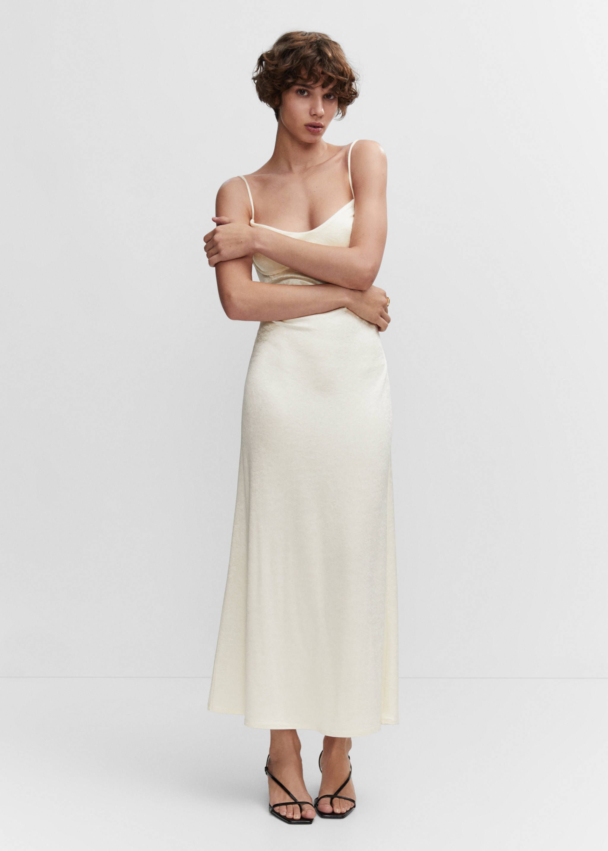 Long back slit dress - General plane