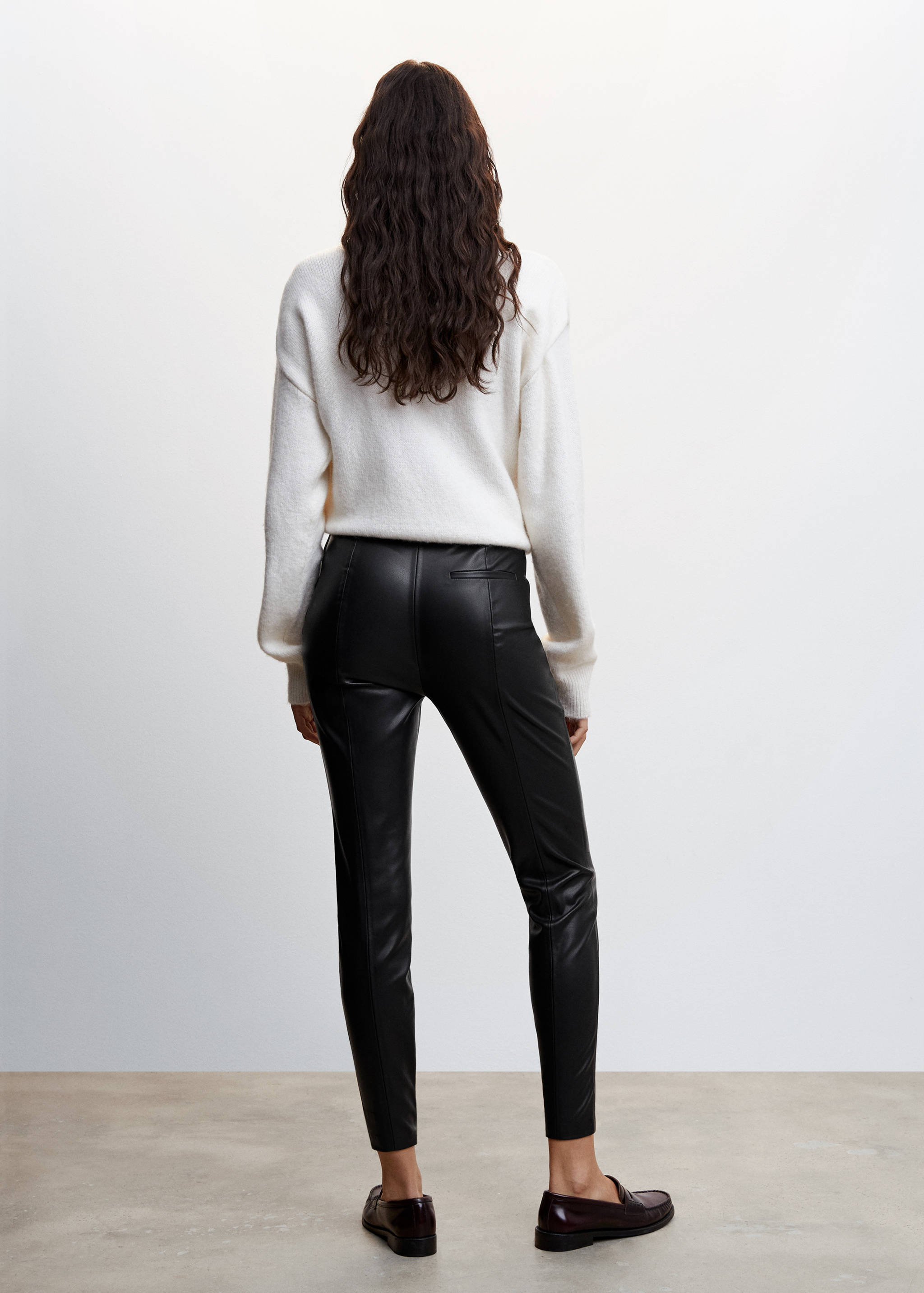 Faux-leather leggings with split hems - Reverse of the article