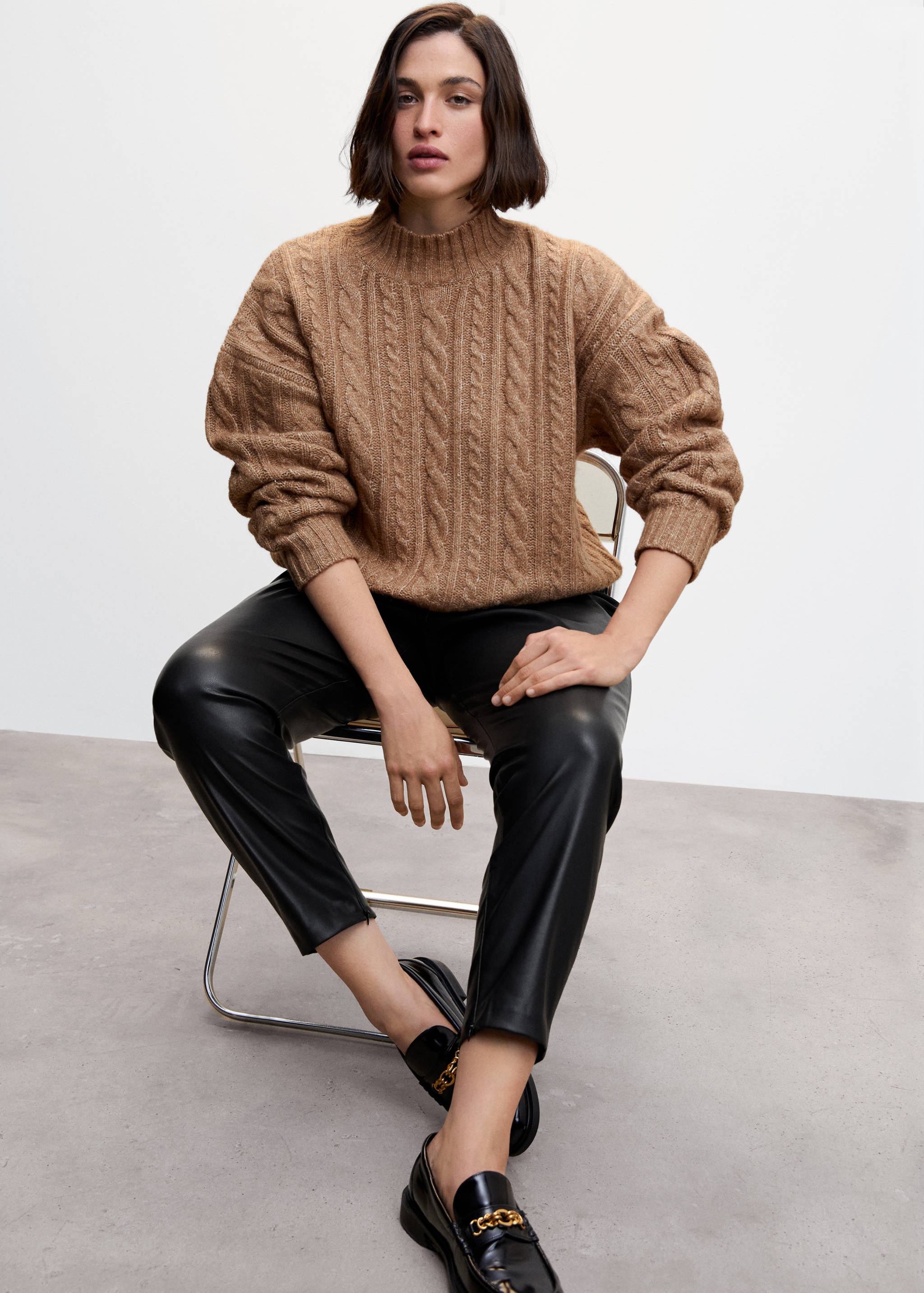 Faux-leather leggings with split hems - Details of the article 4