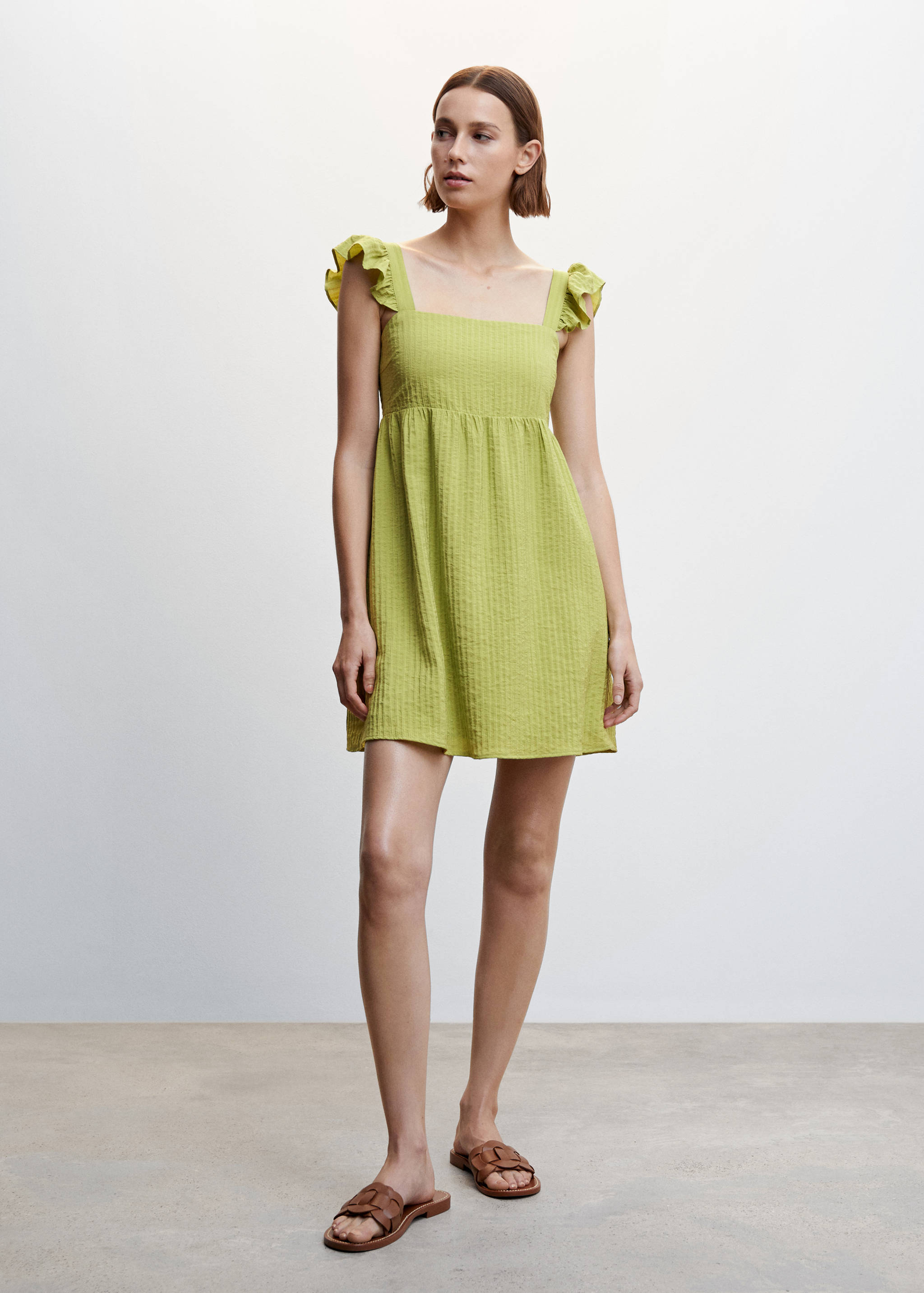 Short ruffled dress - General plane