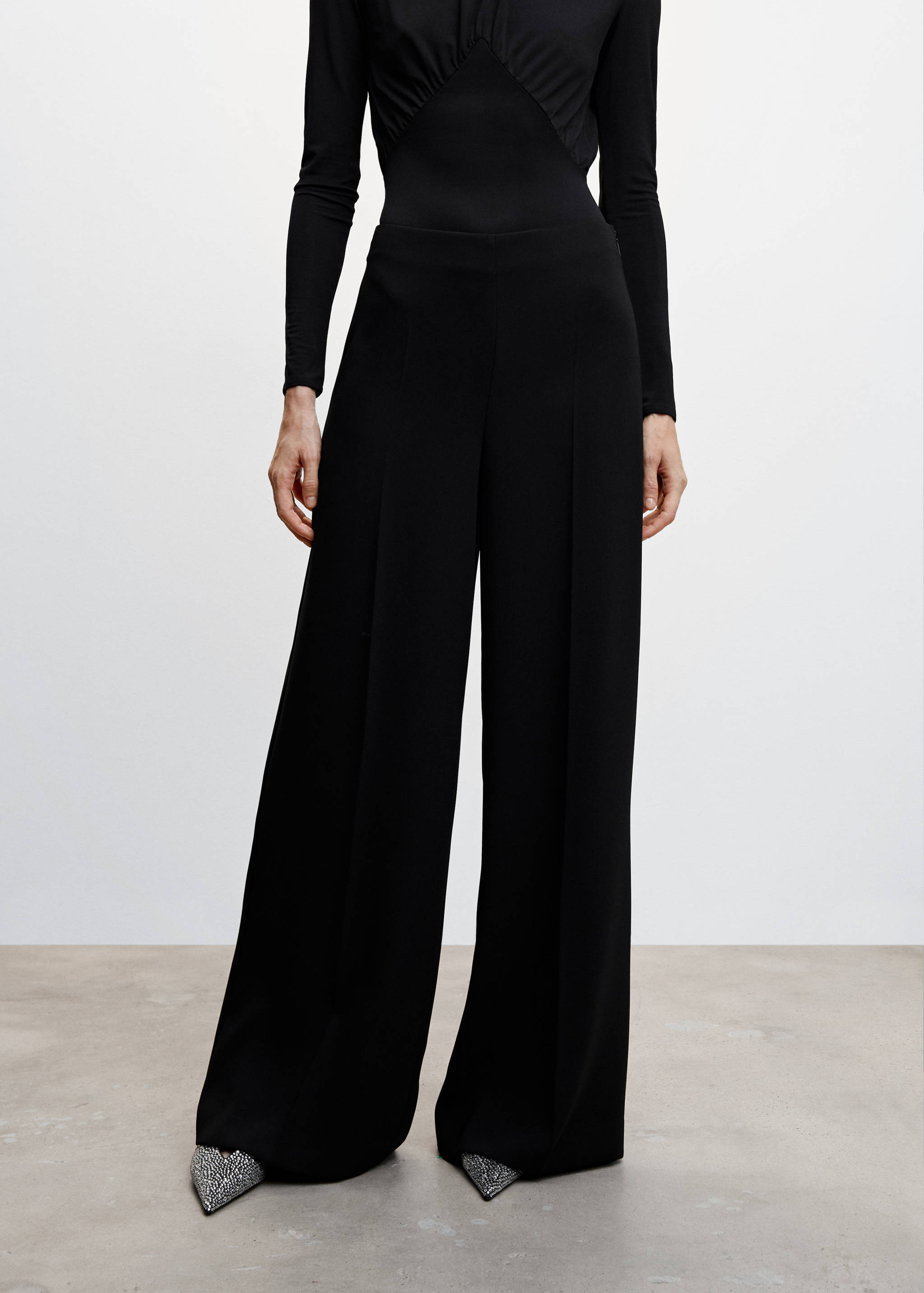 Брюки-палаццо с завышенной талией - Средний план