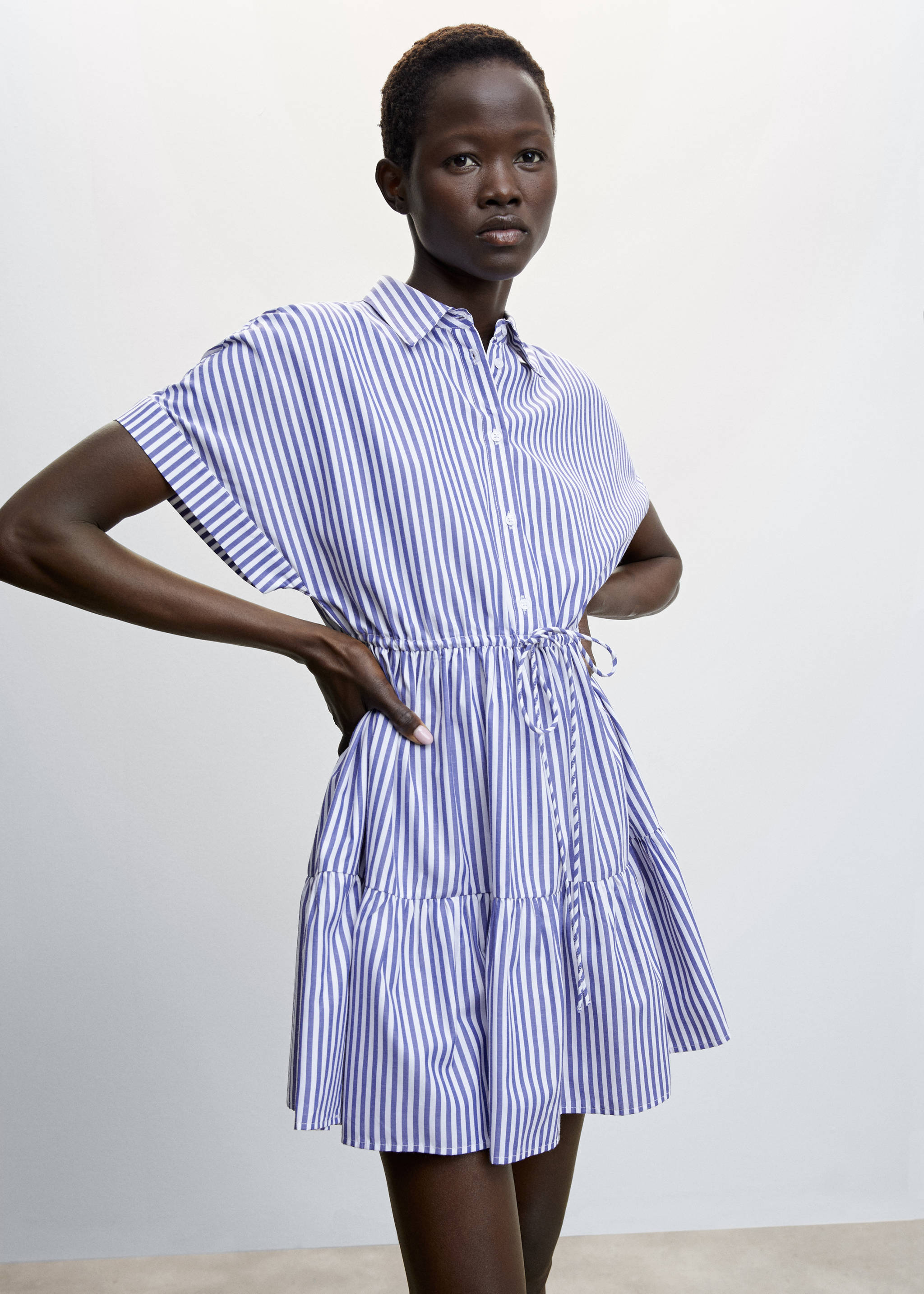 Robe rayée à volants - Plan moyen