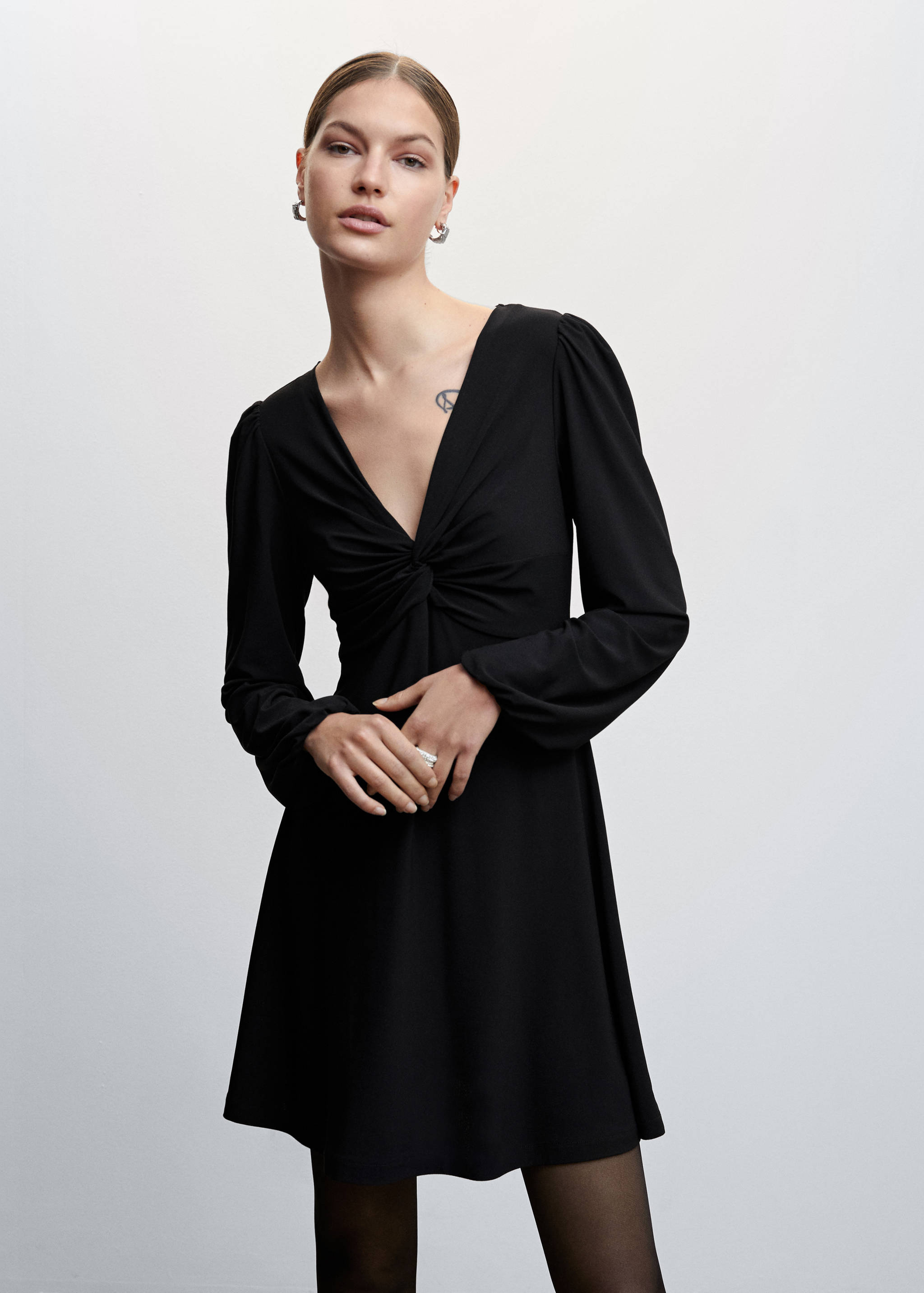 Robe noire détail nœud - Plan moyen