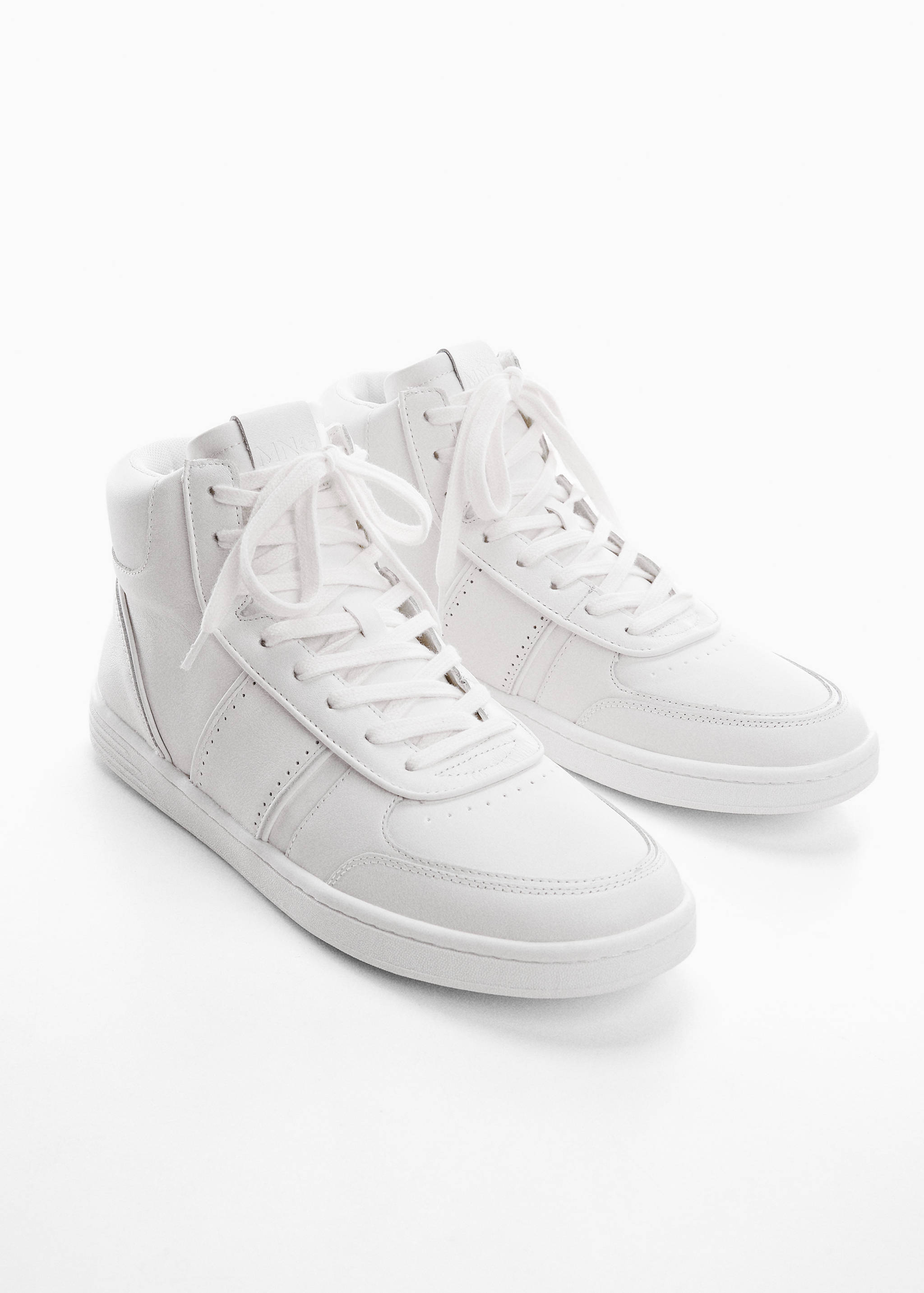 Кроссовки-ботинки из кожи - Средний план