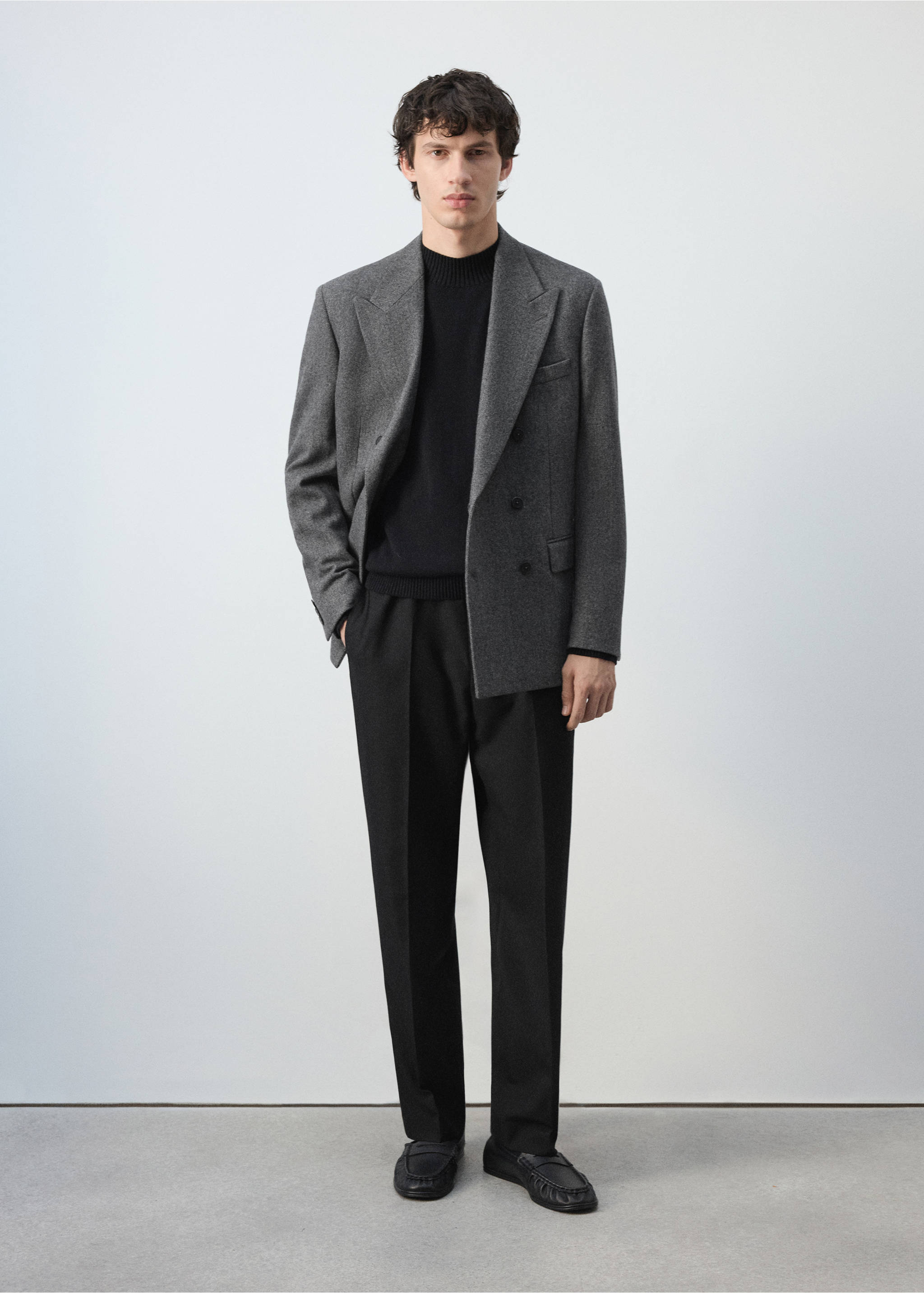 Pantalones negros plisados combinados con blazer gris y jersey negro, Negro. Ref: 47051322-00.