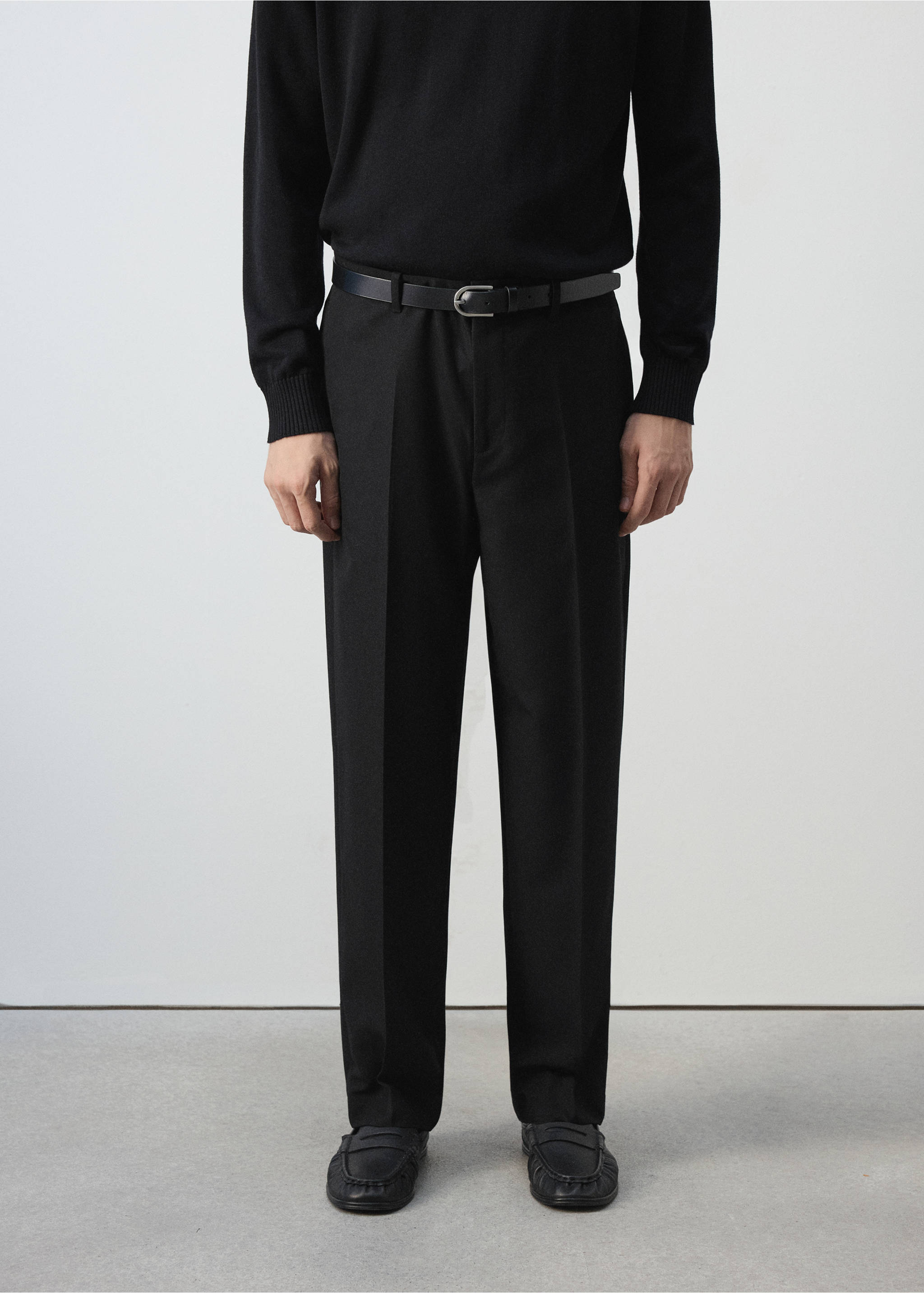 Pantalones rectos negros con raya marcada, combinados con un cinturón., Negro. Ref: 47051322-00.