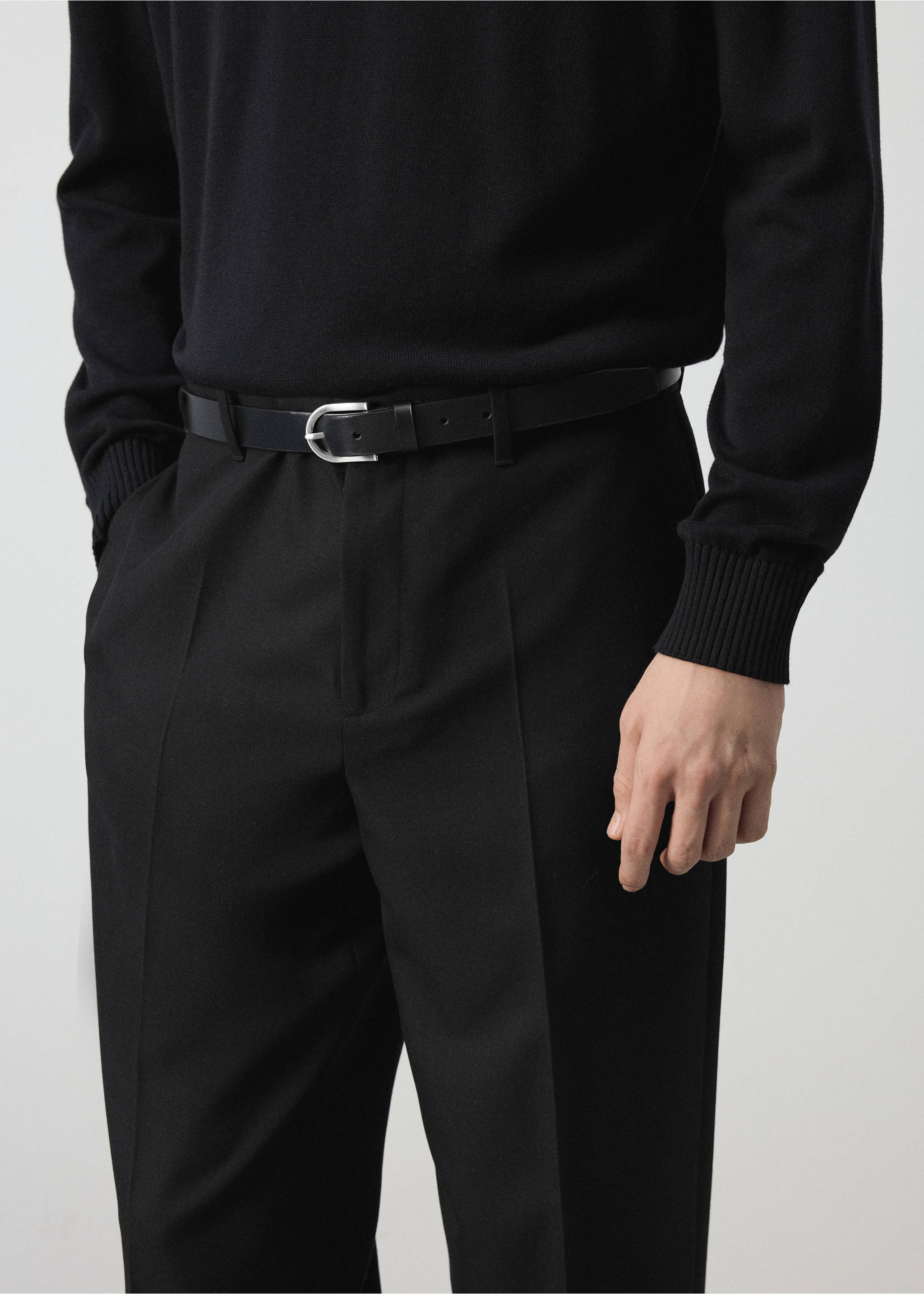 Pantalones de traje negros con raya marcada y cinturón negro., Negro. Ref: 47051322-00.