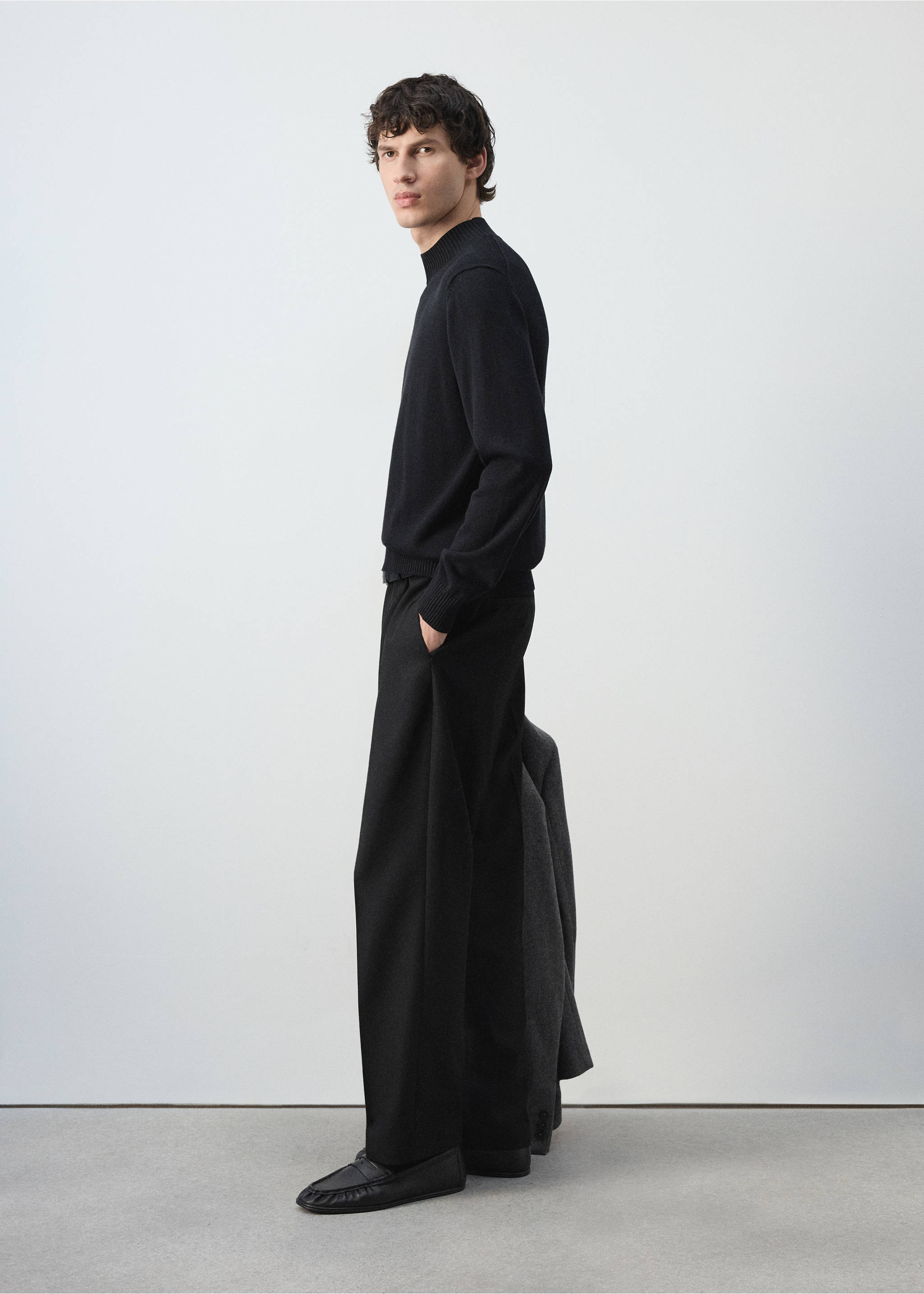 Pantalones negros combinados con un top negro de cuello alto y mocasines., Negro. Ref: 47051322-00.