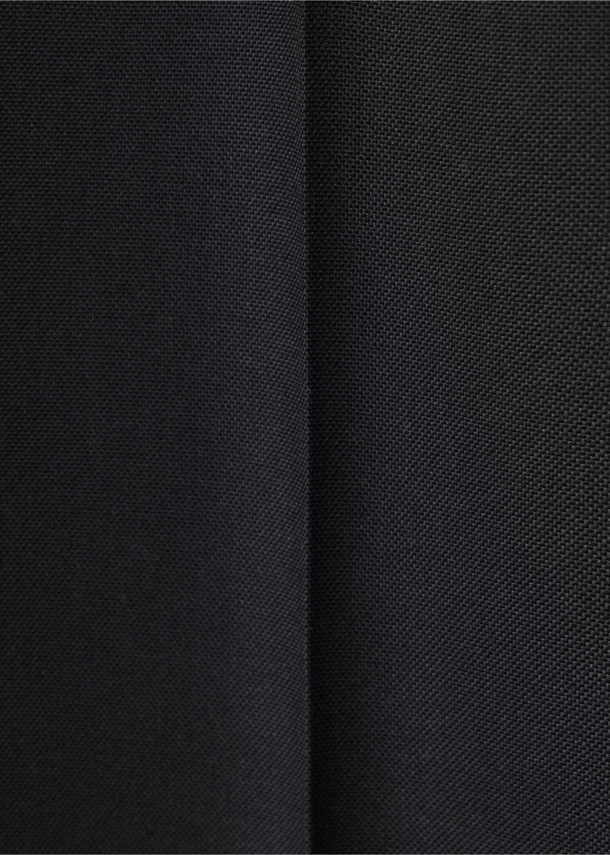Primer plano de pantalón negro con tejido texturizado y detalle de costuras., Negro. Ref: 47051322-00.