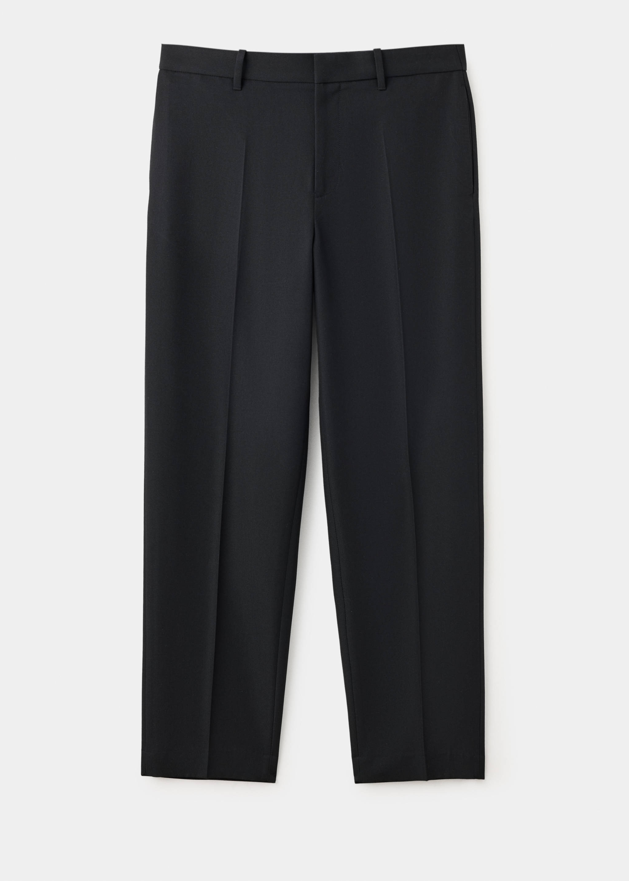 Pantalón recto de color negro con trabillas y raya planchada.