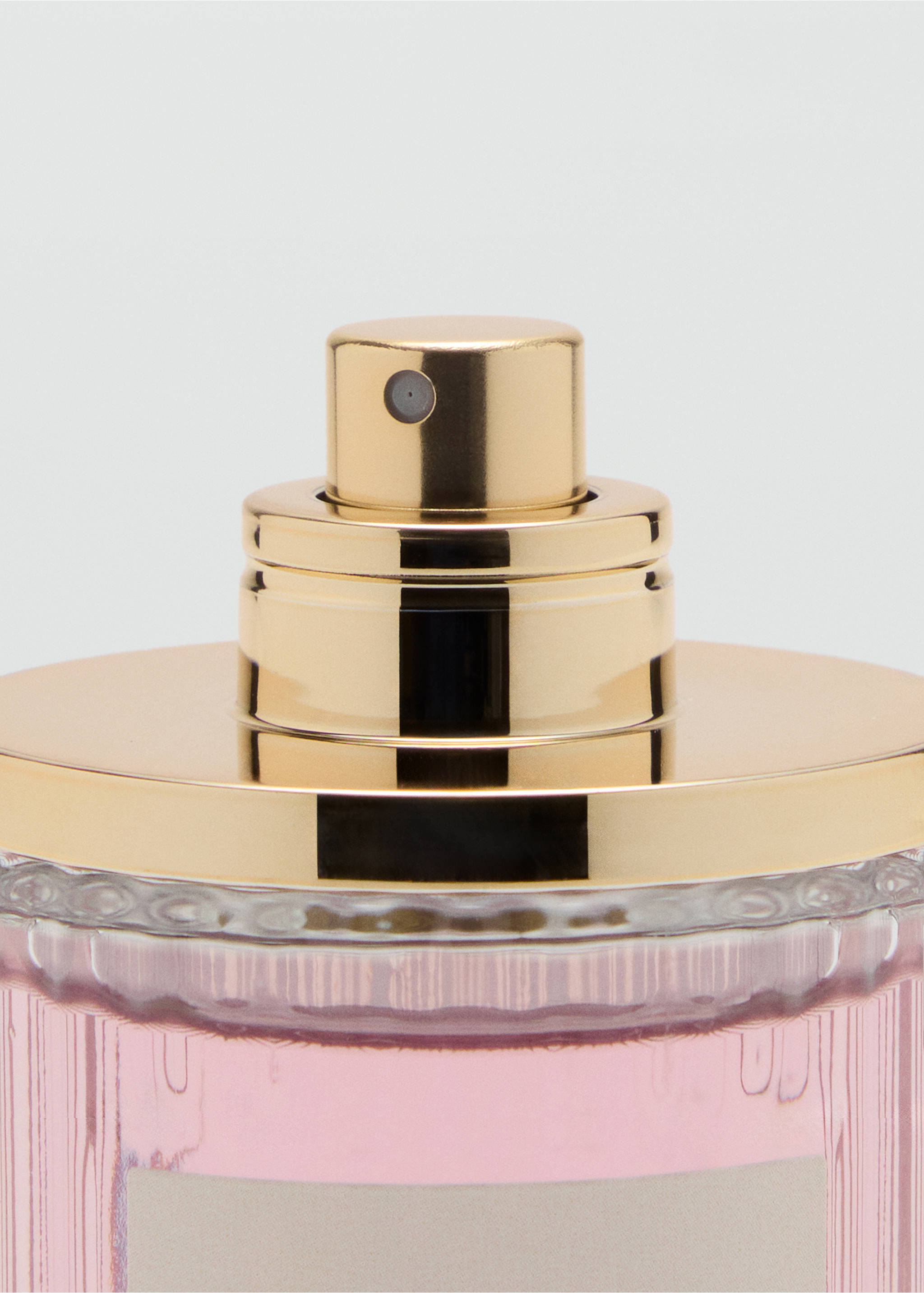 Primer plano de un frasco de perfume con tapón y cuello dorados., Gris visón. Ref: 47051335-00.