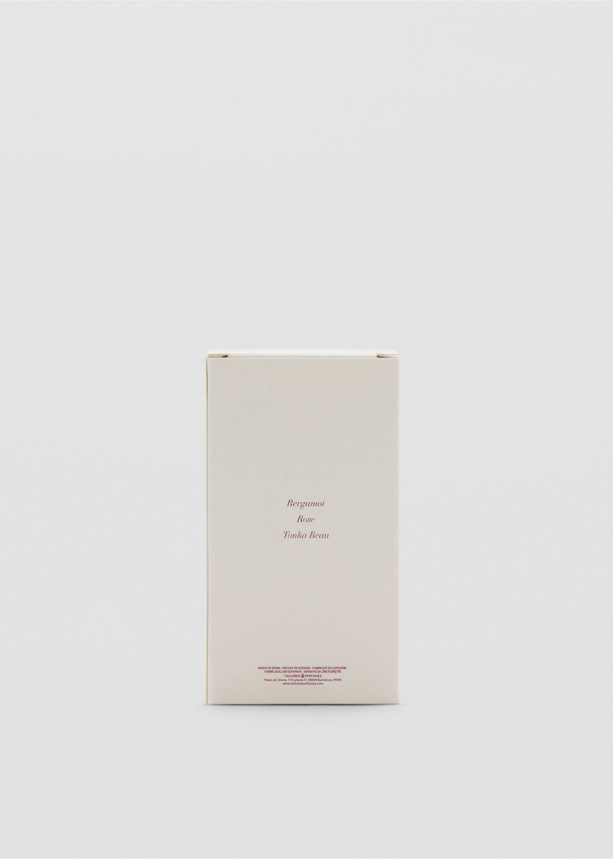 Primer plano de una caja de perfume crema con texto de bergamota, rosa y haba tonka., Gris visón. Ref: 47051335-00.