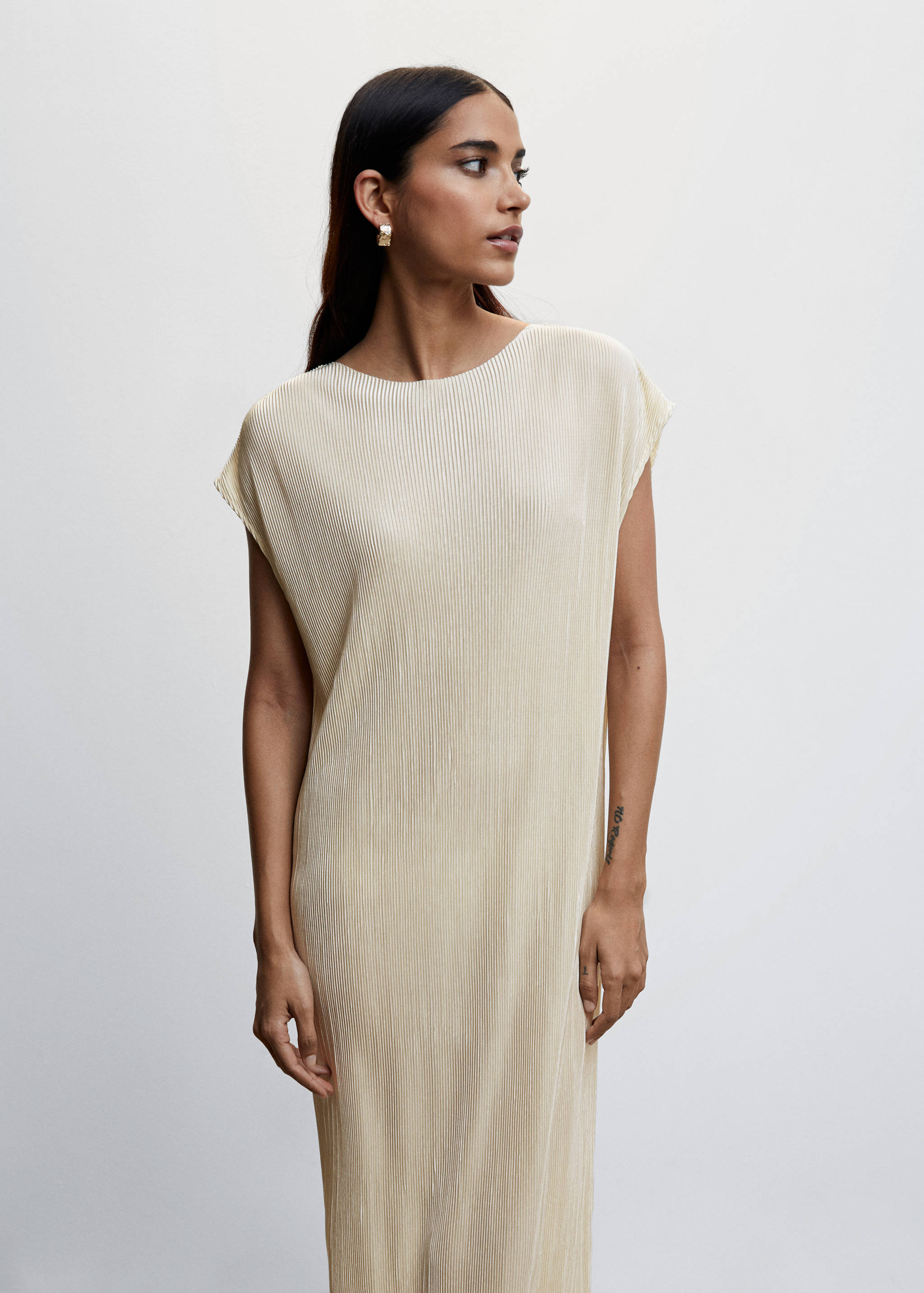 Vestido largo plisado - Plano medio