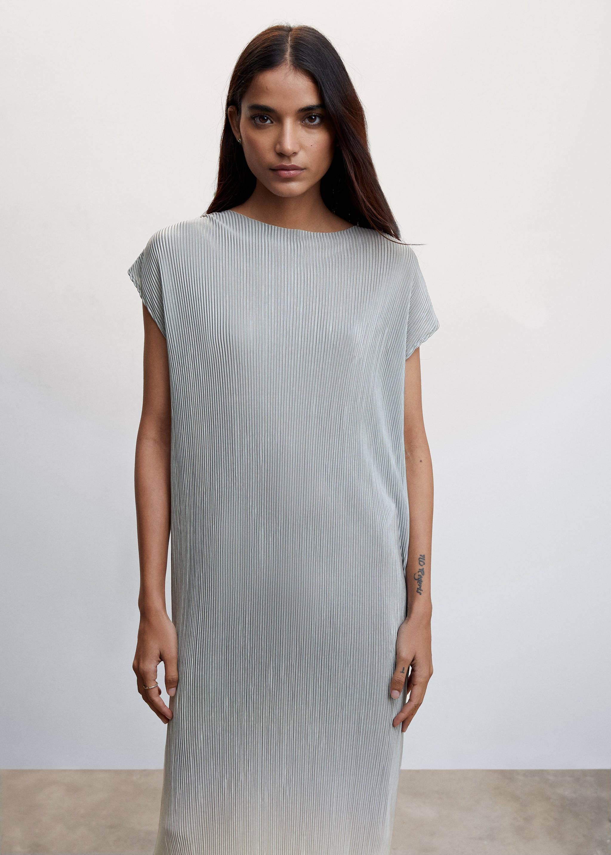 Vestido largo plisado - Plano medio