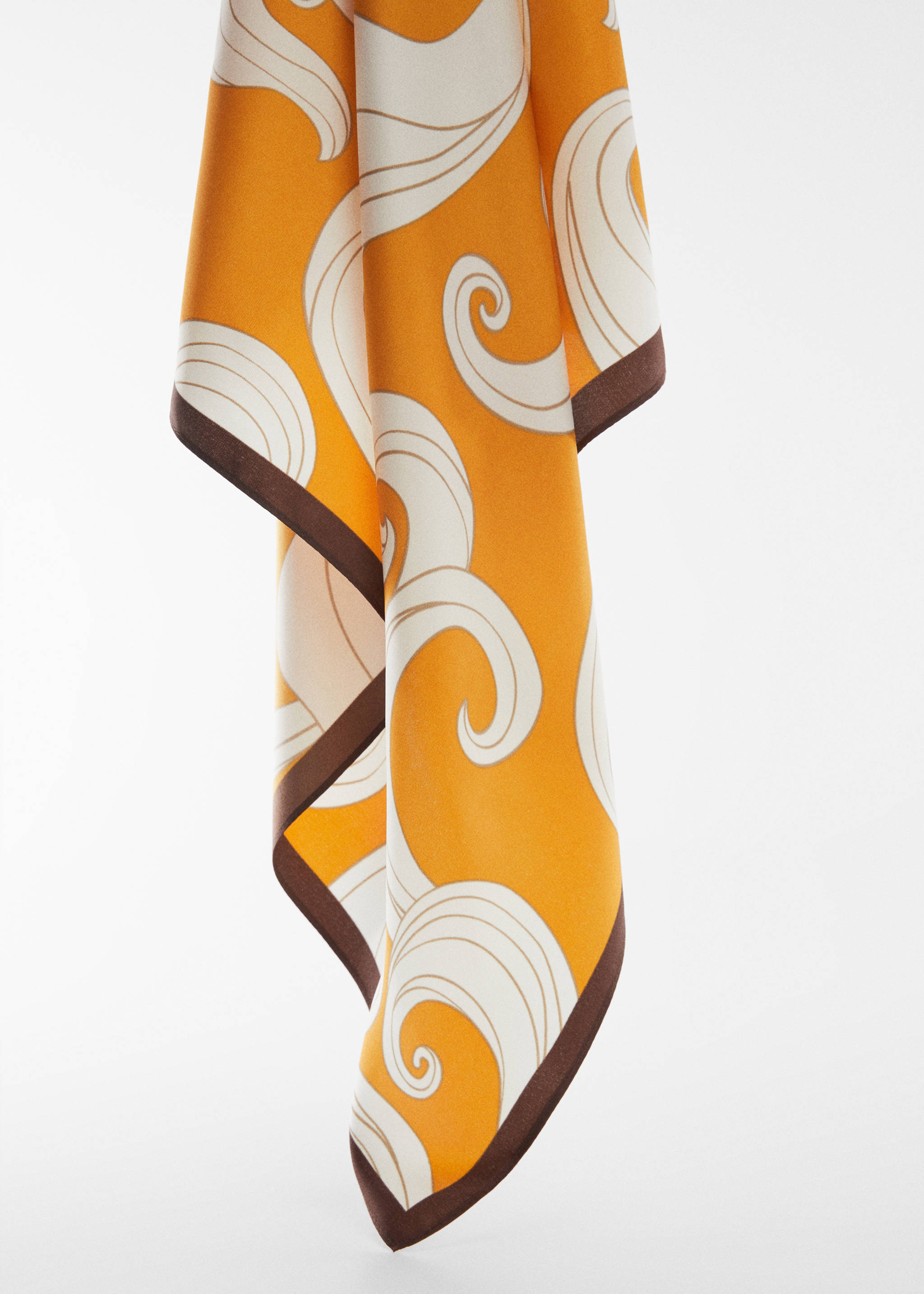 Pañuelo estampado - Plano medio