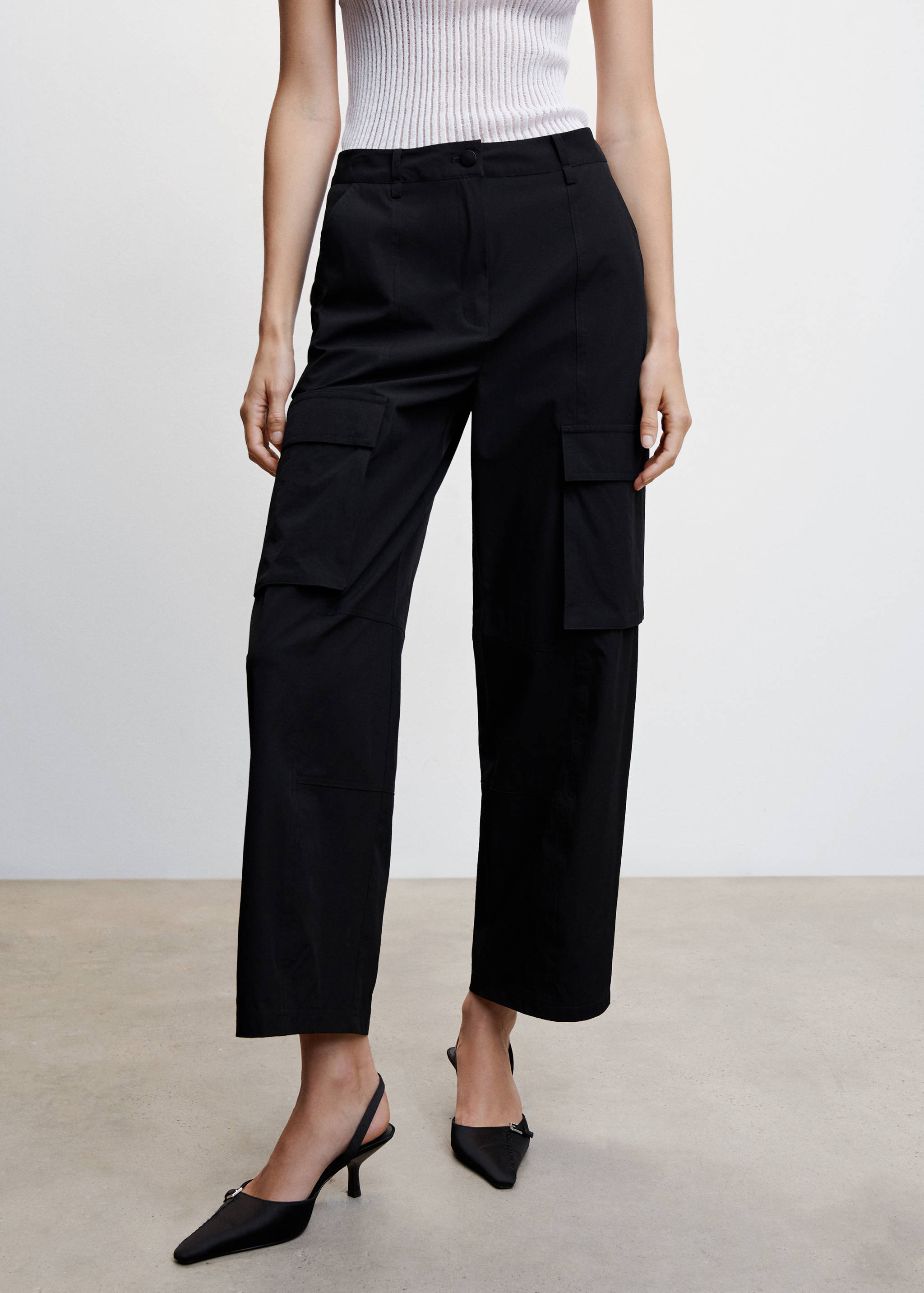 Брюки-карго с карманами - Средний план