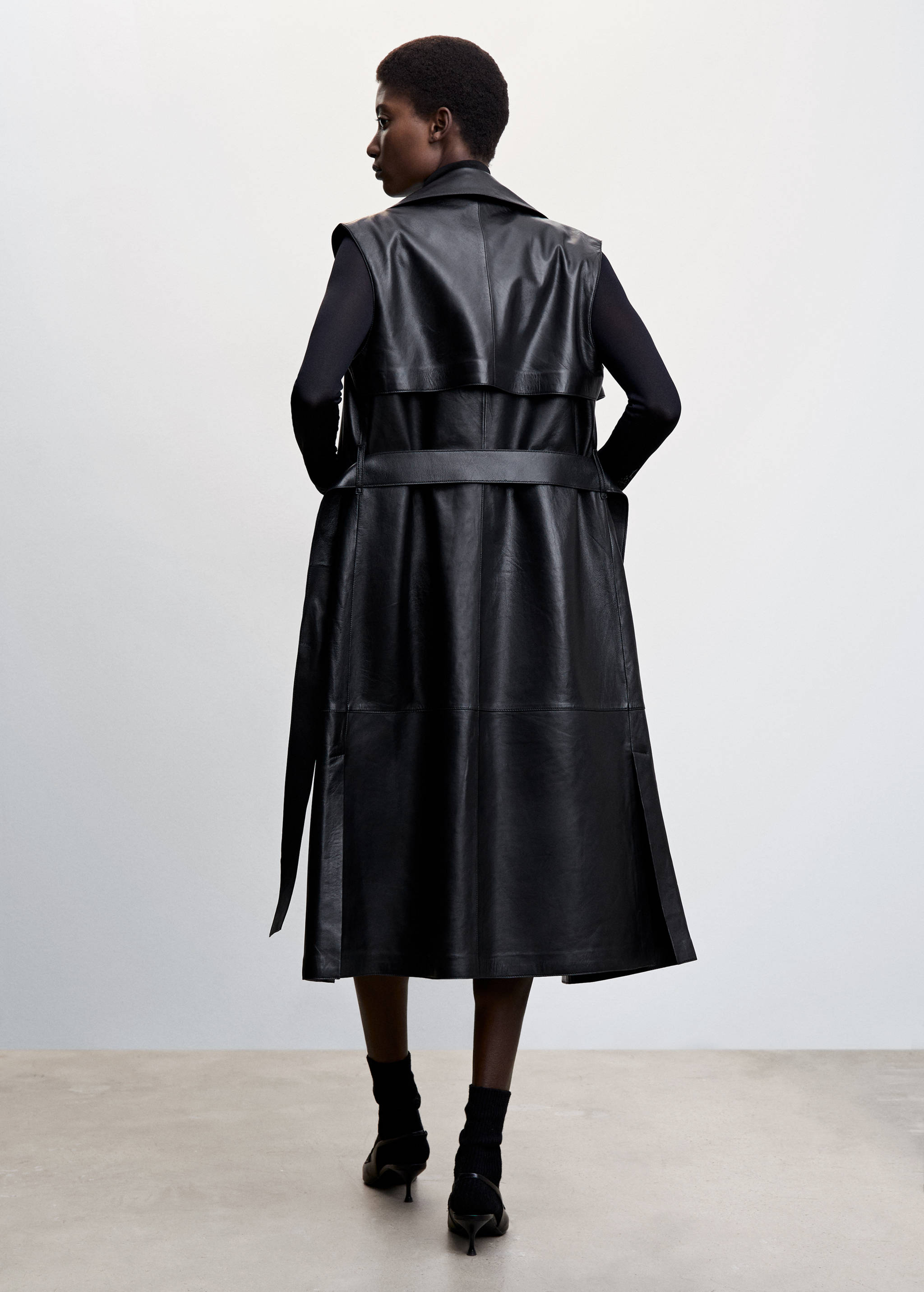 Long leather gilet - Reverse of the article